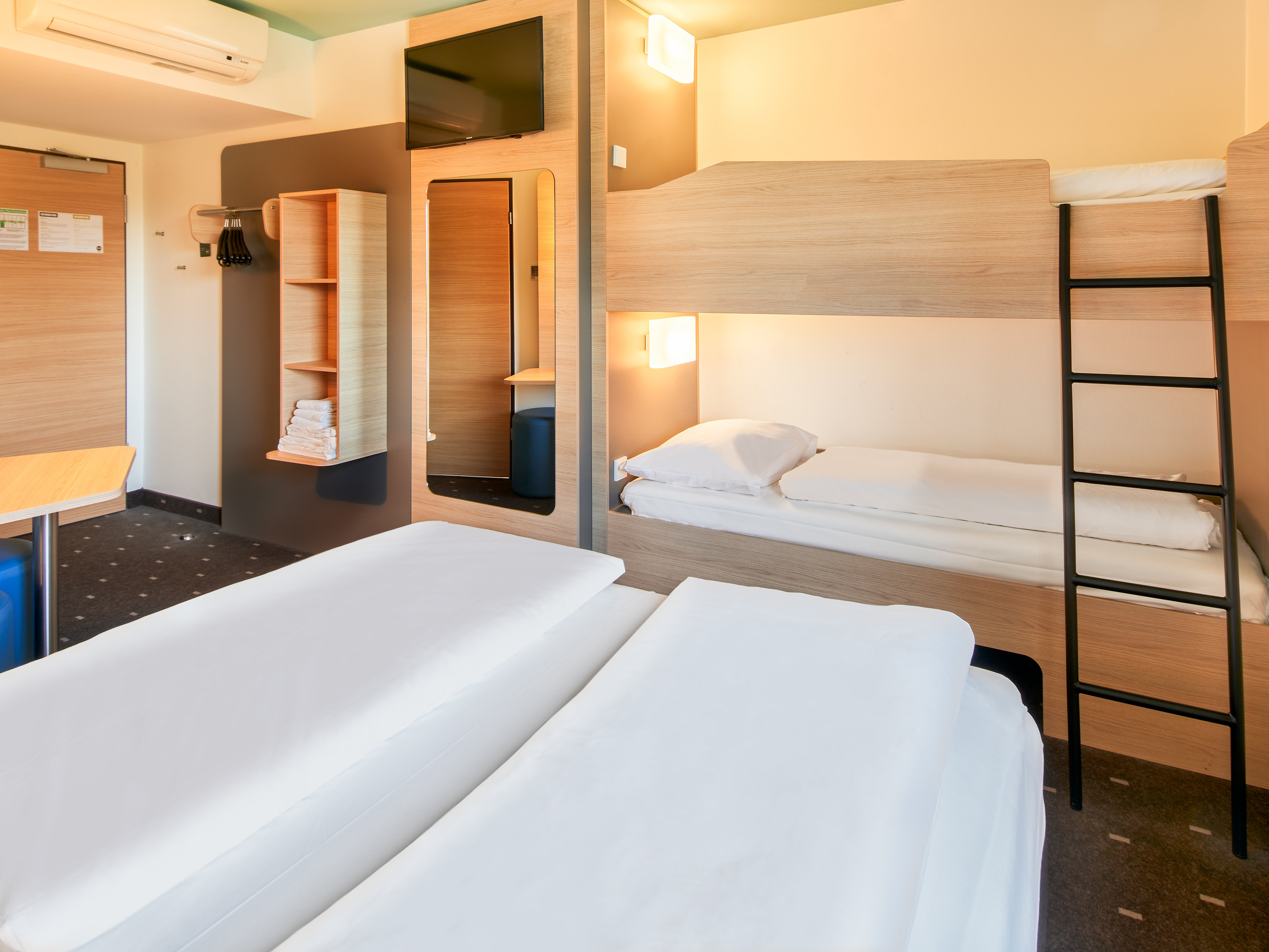 B&B HOTEL DARMSTADT-guestroom-Hotel Darmstadt Family Room.jpg