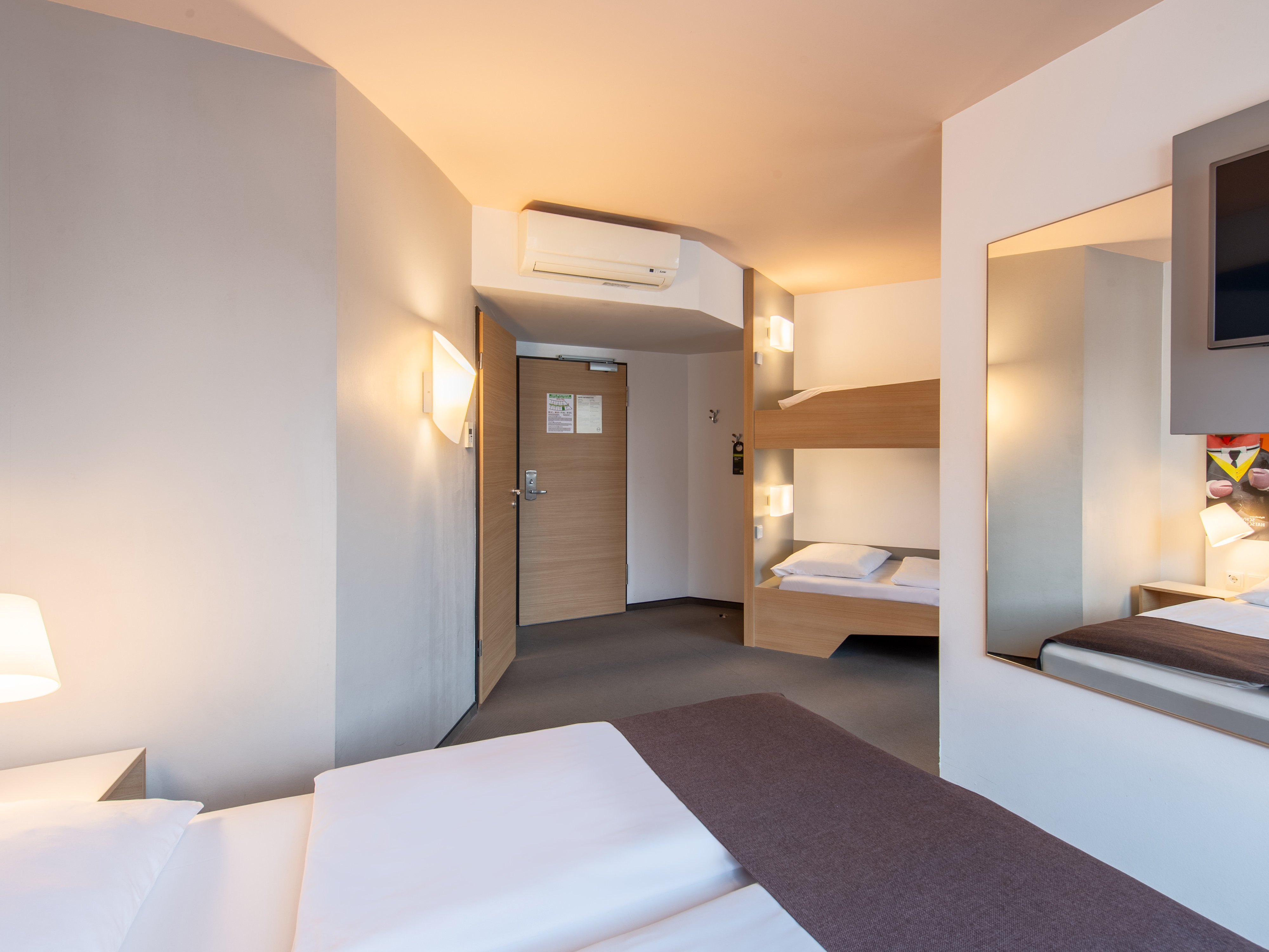 B&B HOTEL SCHWEINFURT-CITY-guestroom-Hotel Schweinfurt City Family Room.jpg