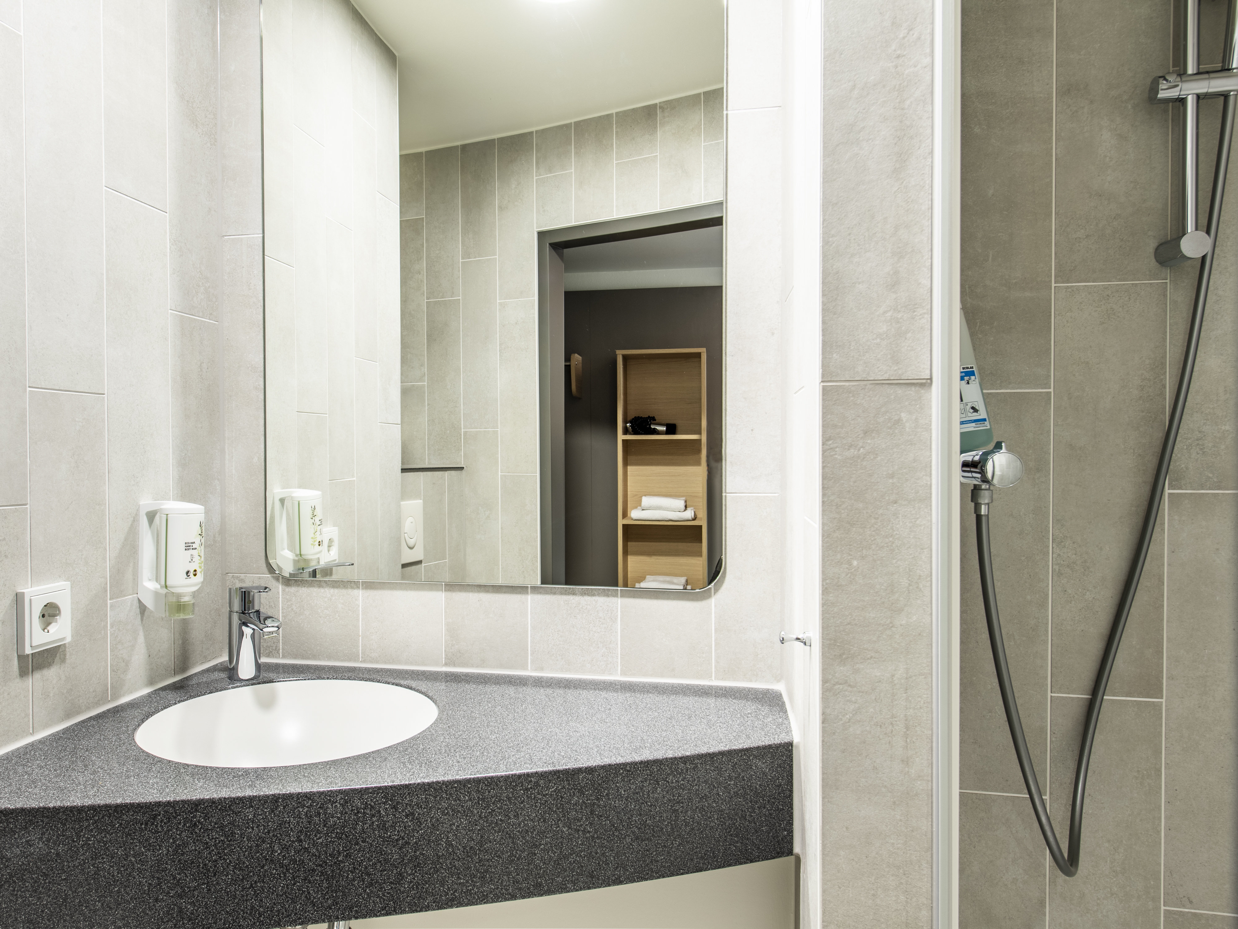 B&B HOTEL NURNBERG-HBF-guestroom-Hotel Nuernberg Hbf Bathroom.jpg