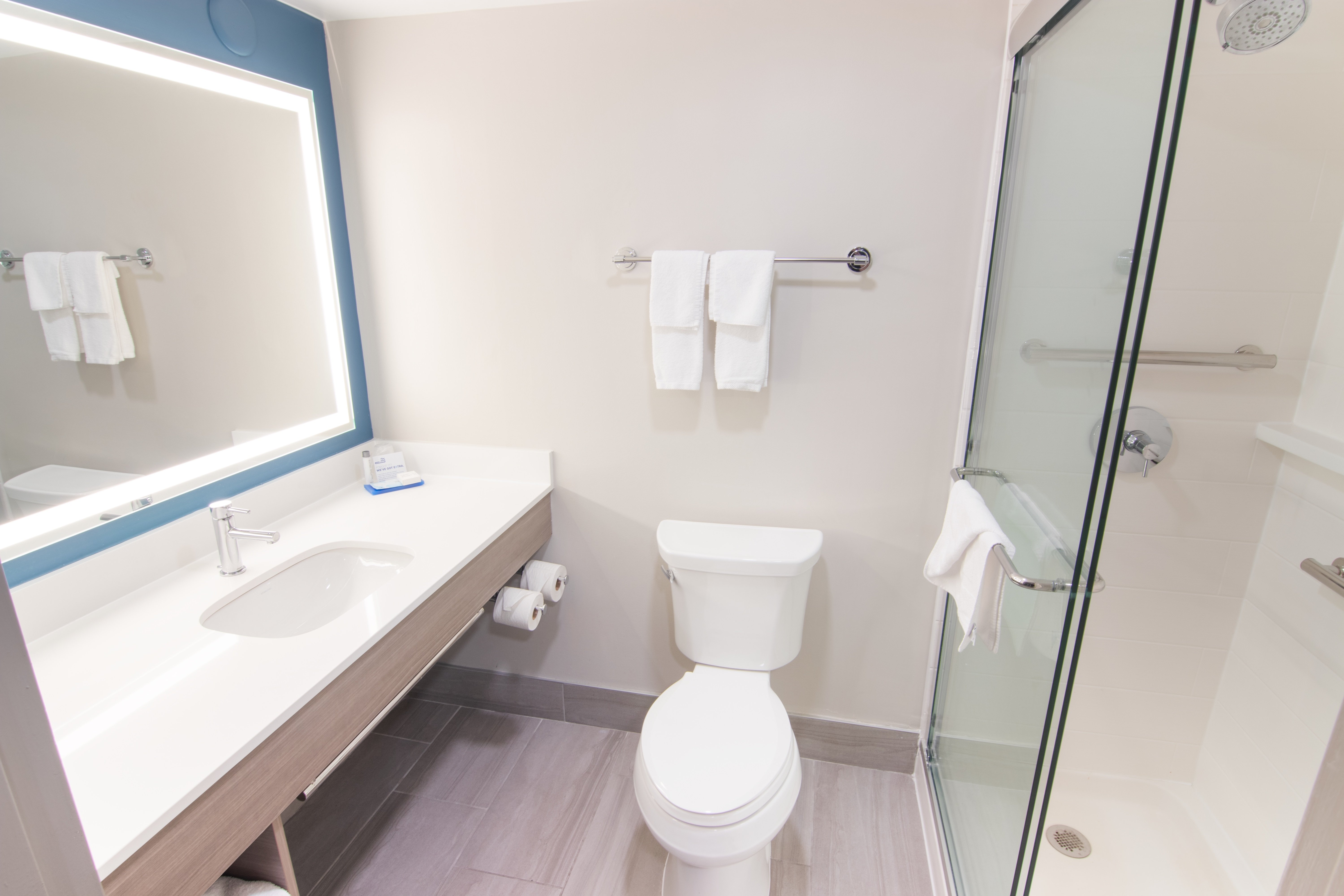 HOLIDAY INN EXP STES AIRPORT W BY I-guestroom-Guest Room.jpg