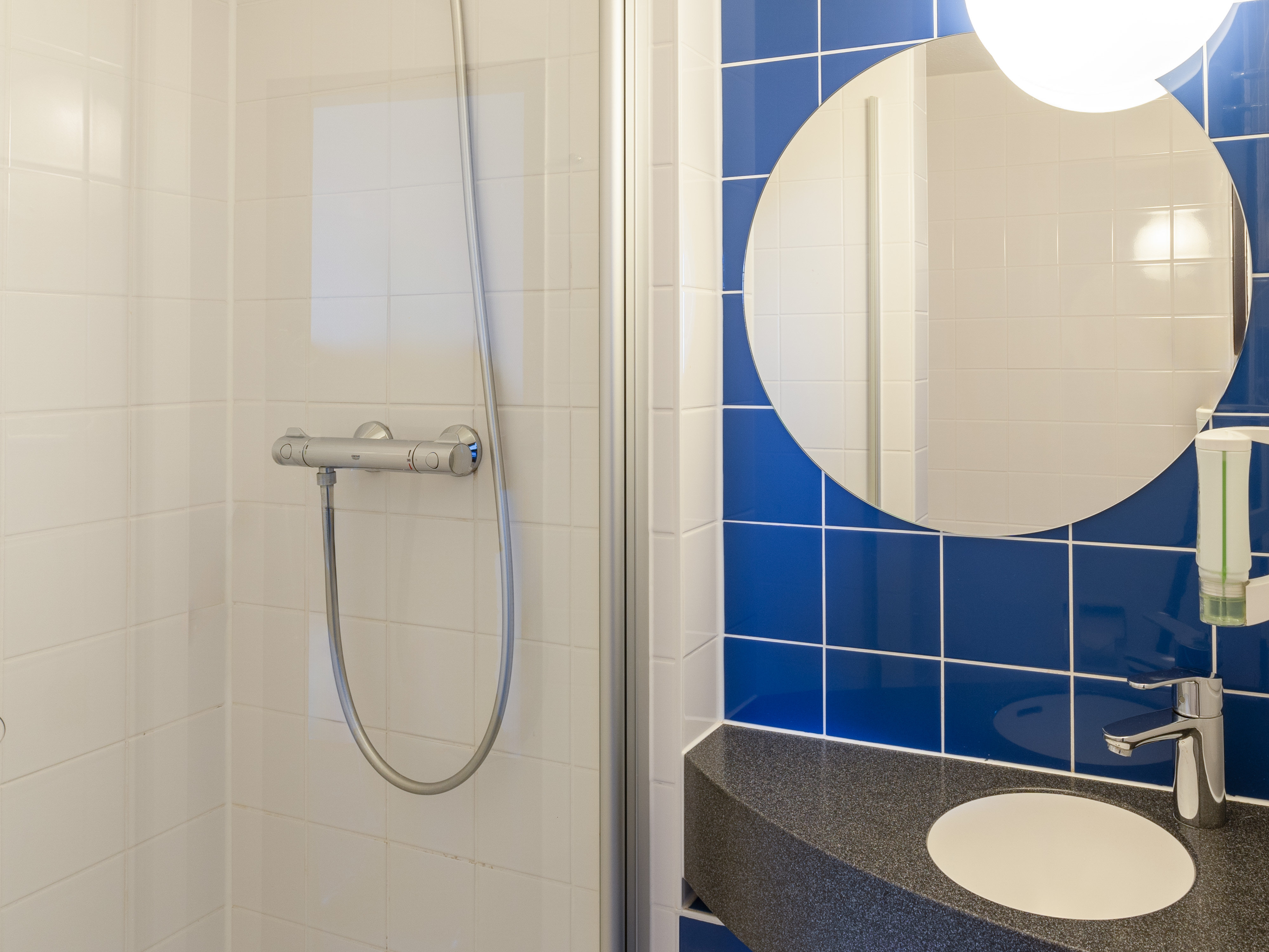 B&B HOTEL BRAUNSCHWEIG-NORD-guestroom-Hotel Braunschweig Nord Bathroom.jpg