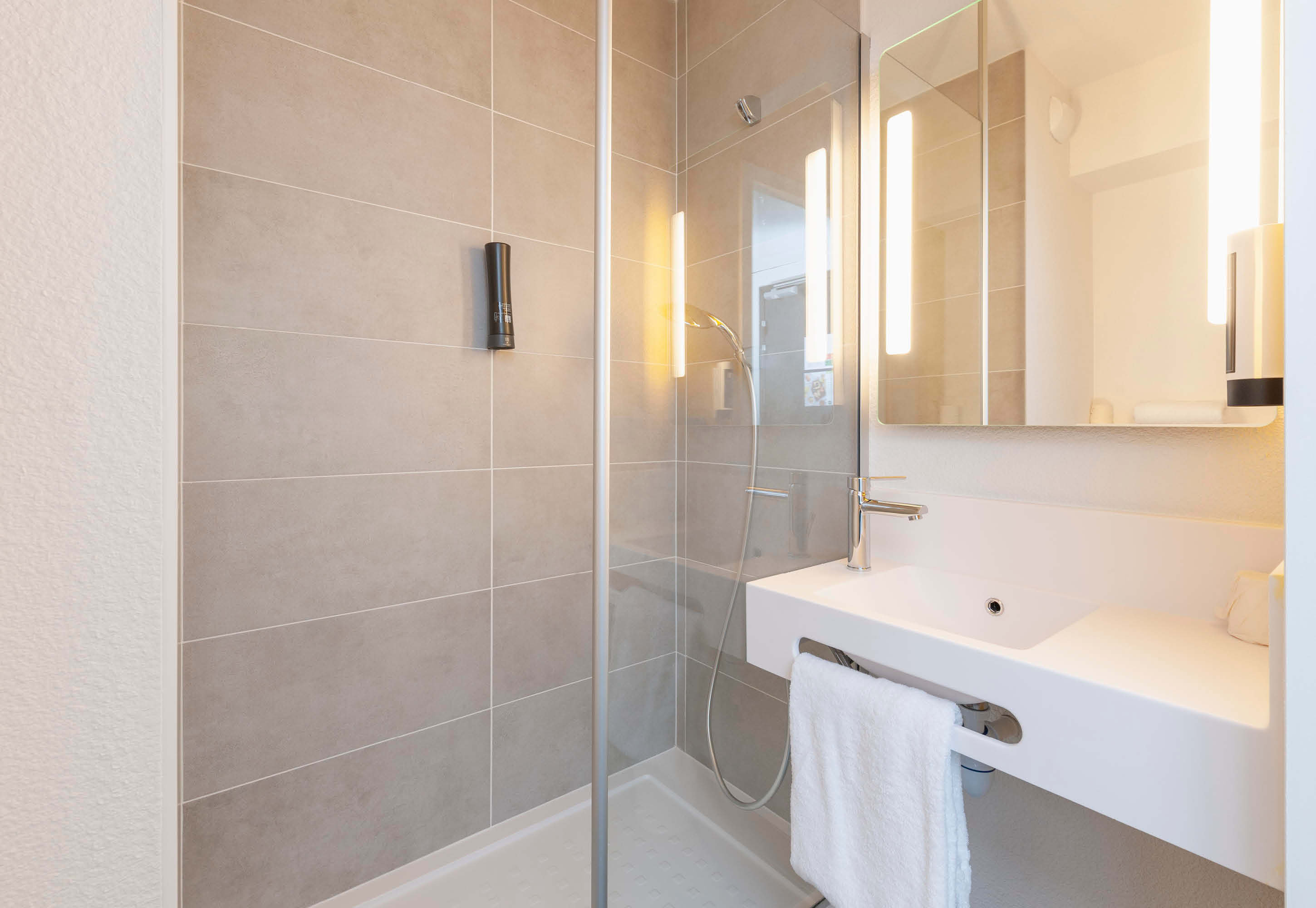 B&B HOTEL SAINT-GEOURS-DE-MAREMNE H-guestroom-Hotel Saint Geours De Maremne Bathroom.jpg