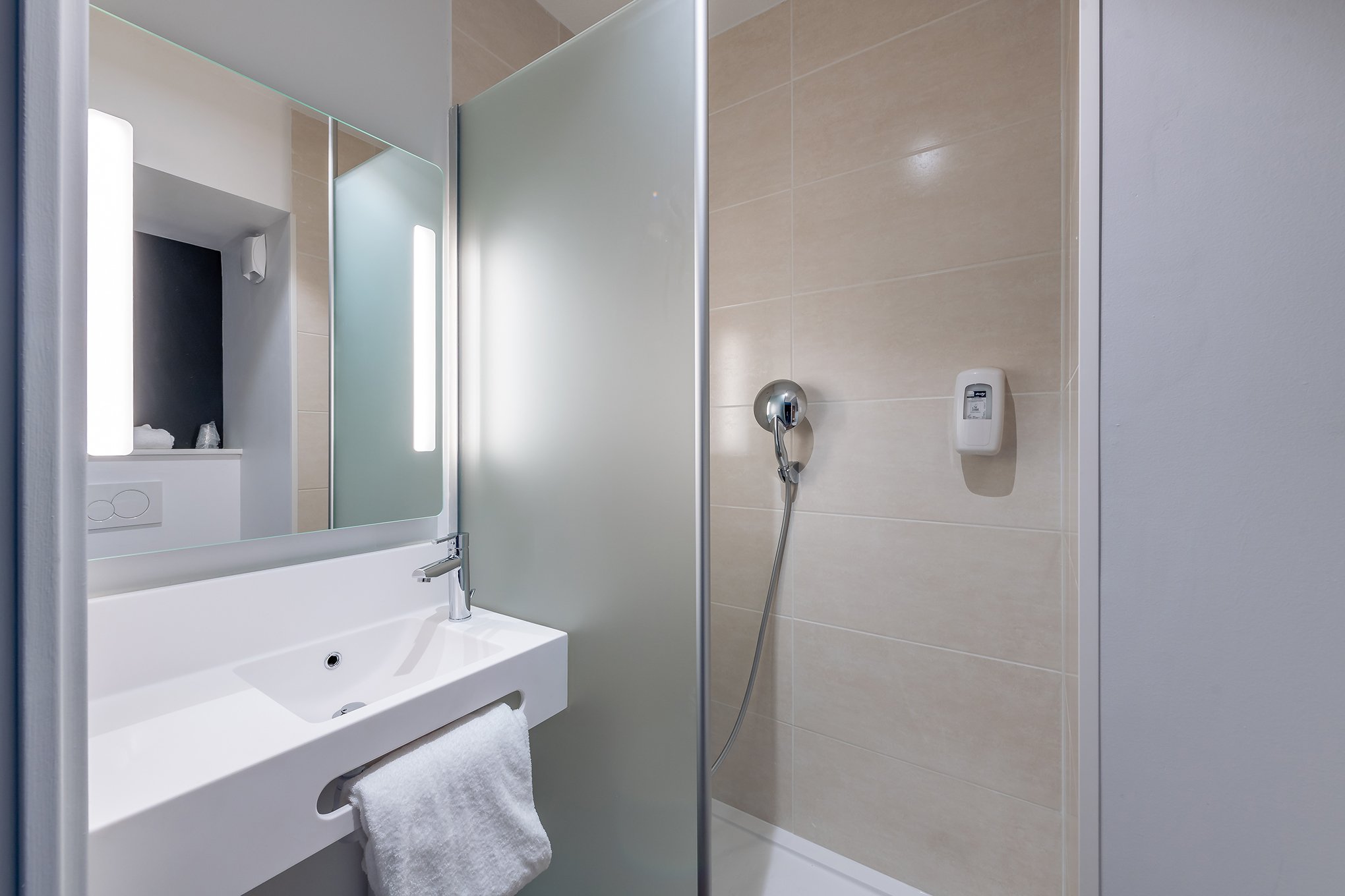 B&B HOTEL SETE CENTRE GARE-guestroom-BATH.jpg