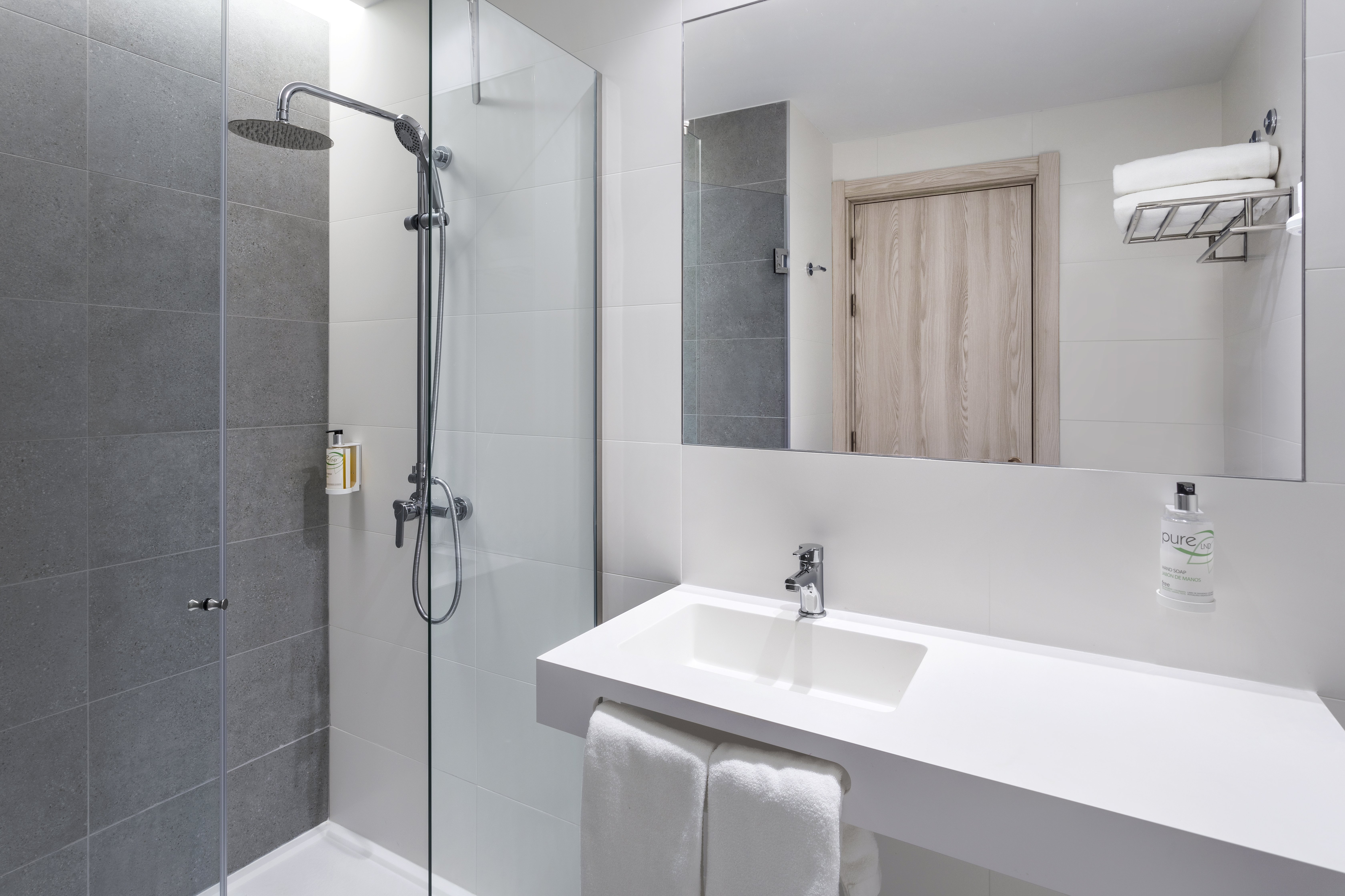 B&B HOTEL VILA DO CONDE-guestroom-Bathroom.jpg