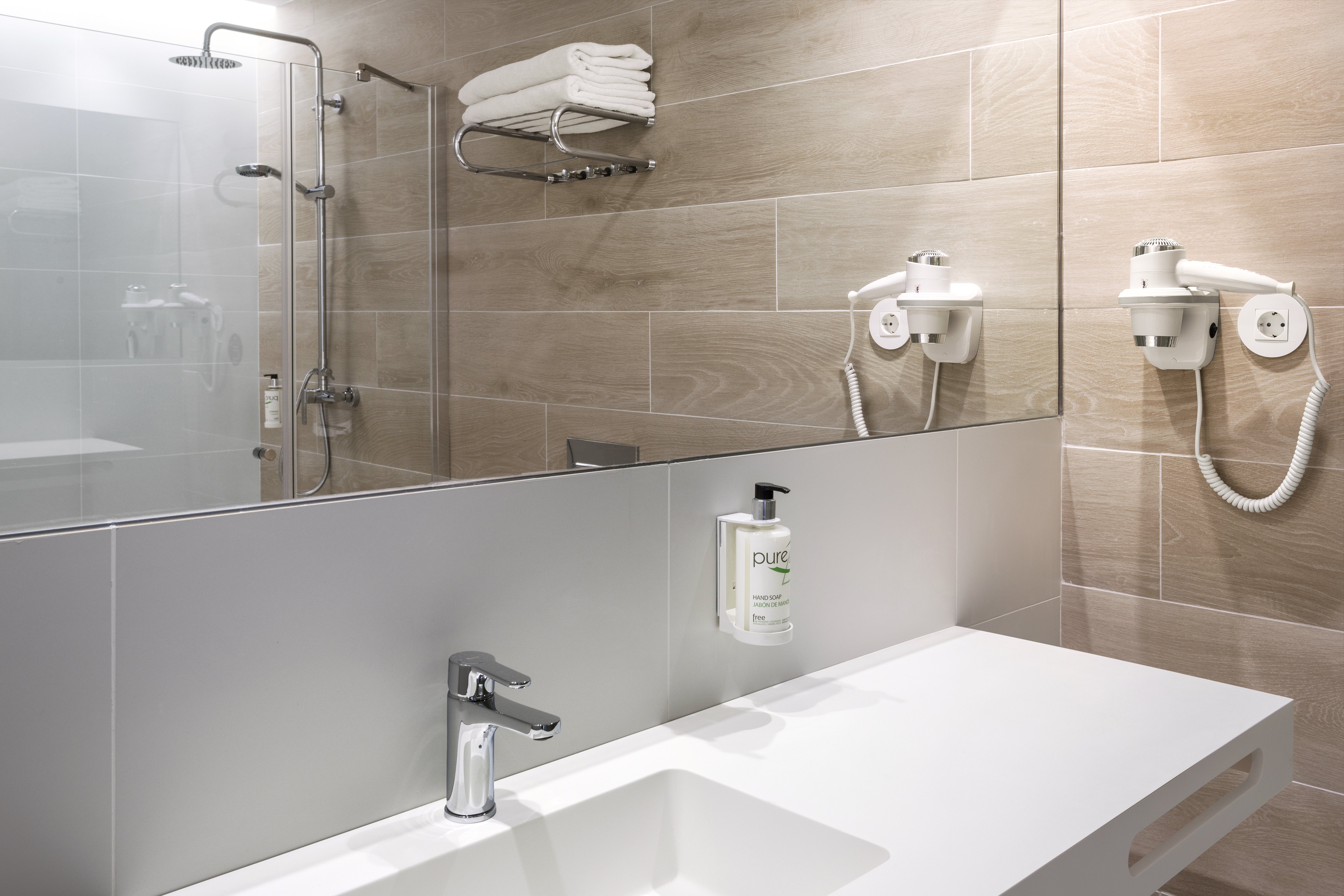 B&B HOTEL LLEIDA-guestroom-Bathroom.jpg