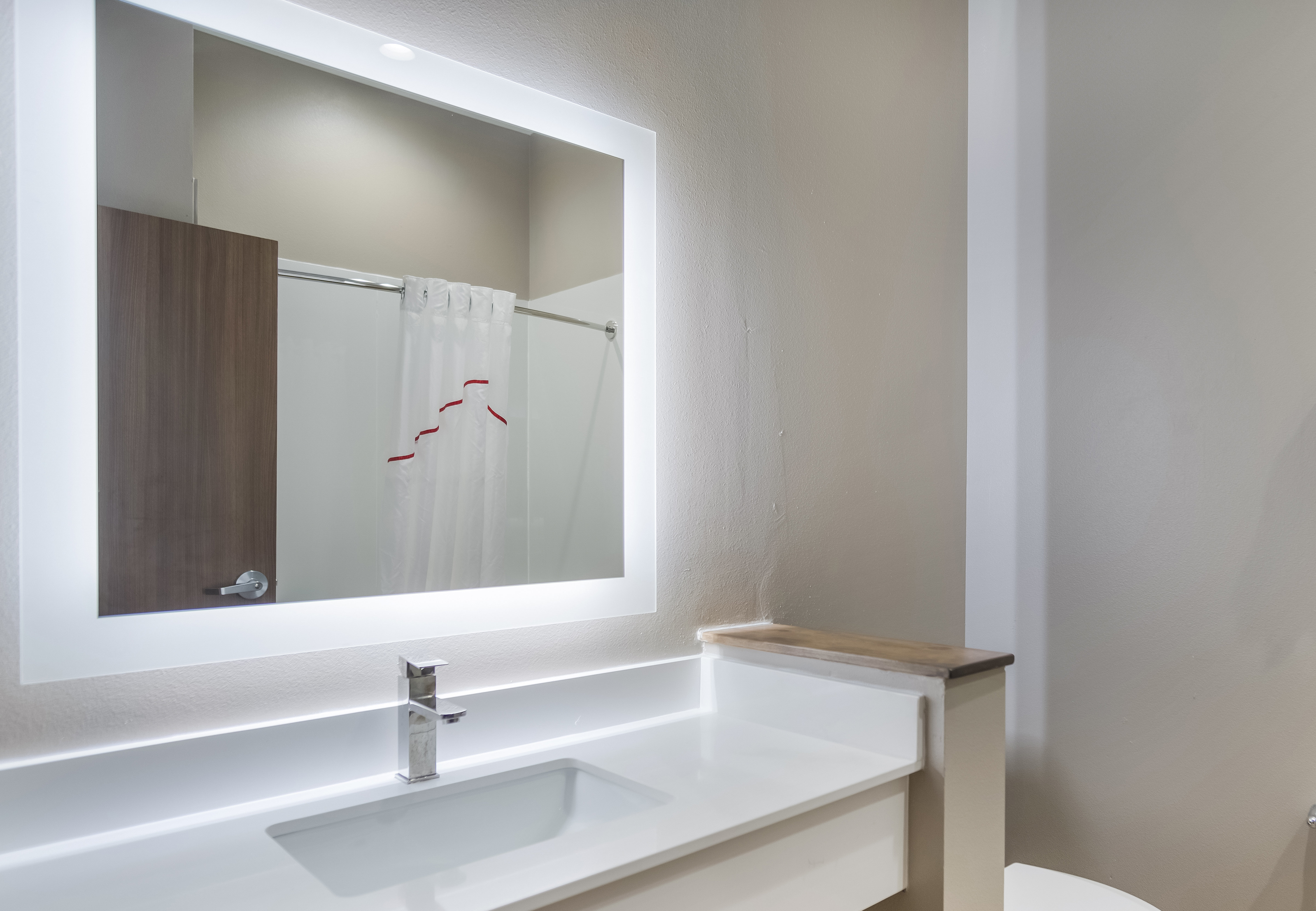 RED ROOF LANCASTER TX-guestroom-Bath.jpg