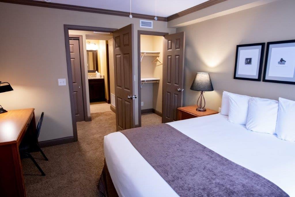 Annabell Gardens-guestroom-Bedroom Queenwith Closet.jpg