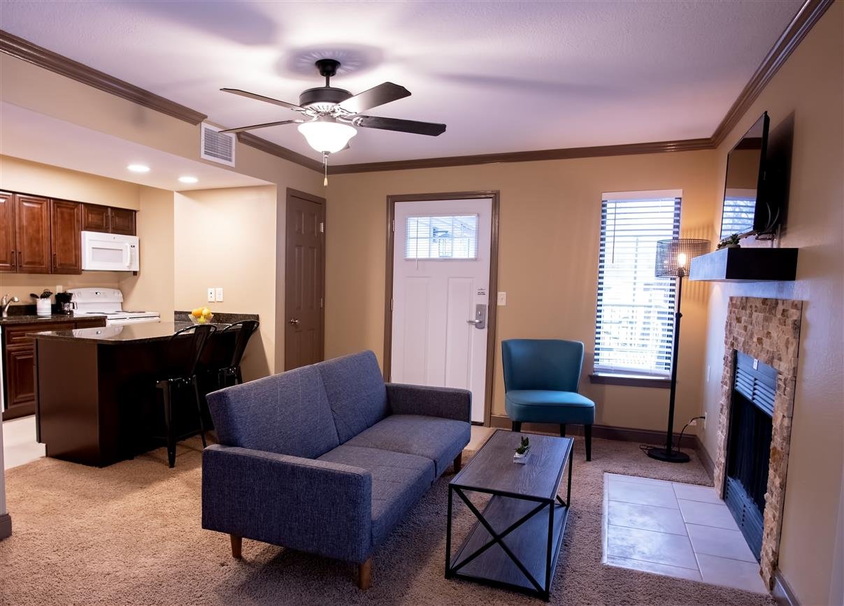 Annabell Gardens-guestroom-King Studio Livingand Kitchen.jpg
