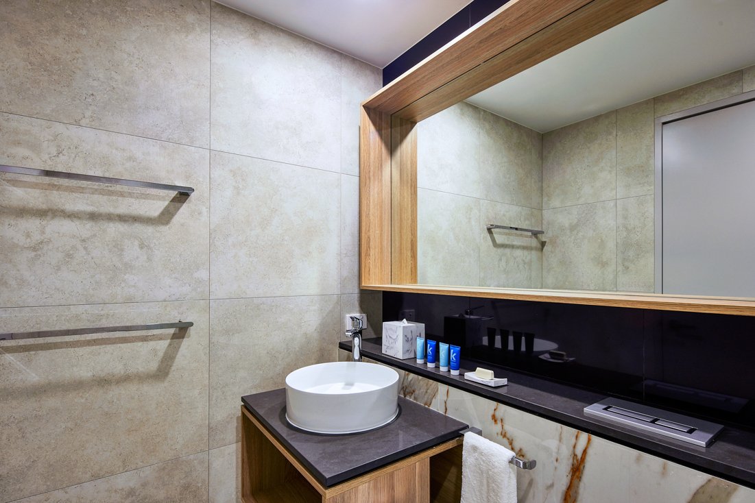 MERITON SUITES LIVERPOOL-guestroom-Bathroom.jpg