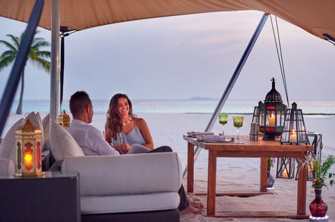 Halaveli Maldives Beach Dinner HD