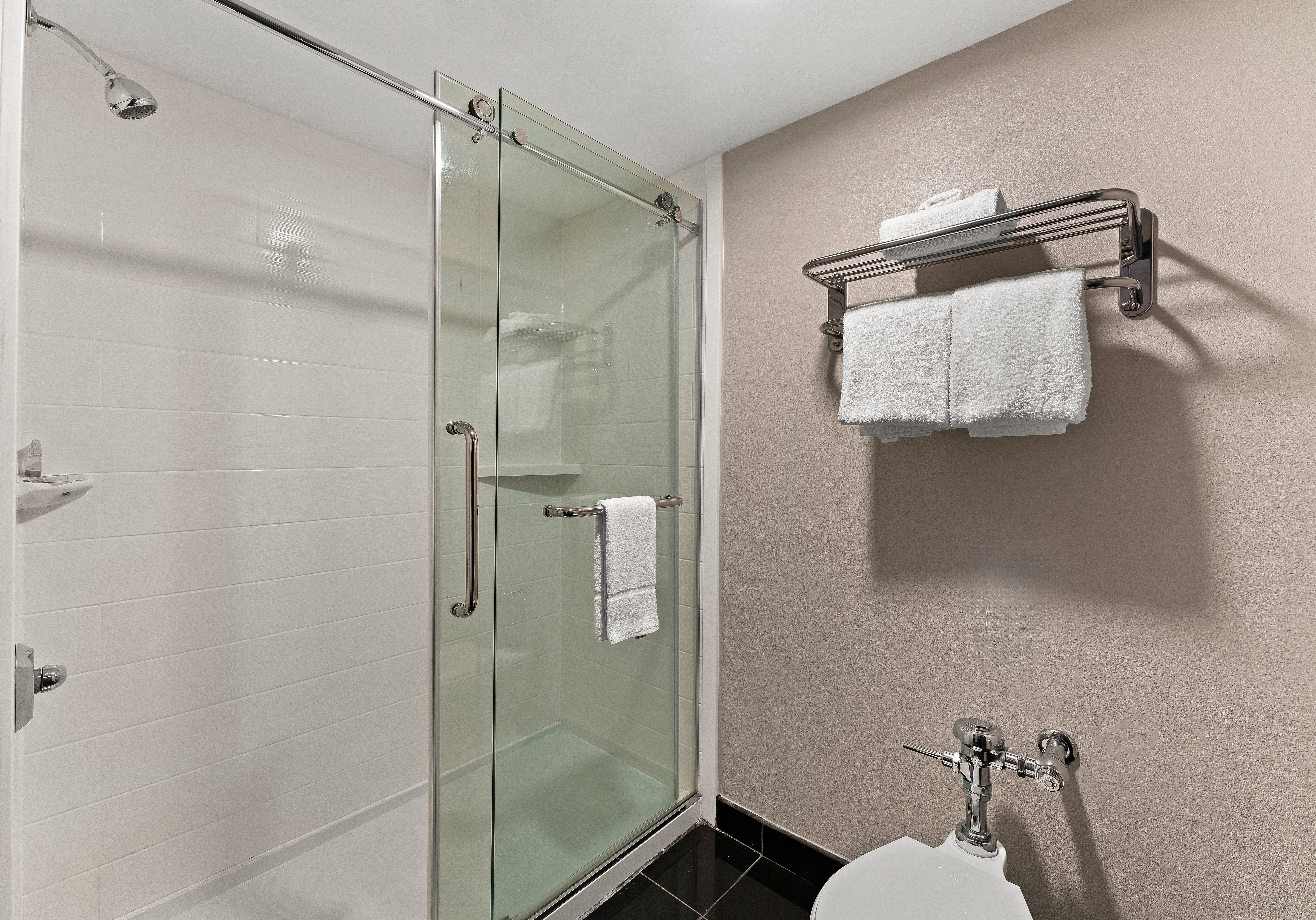 RED ROOF READING-guestroom-Bath.jpg