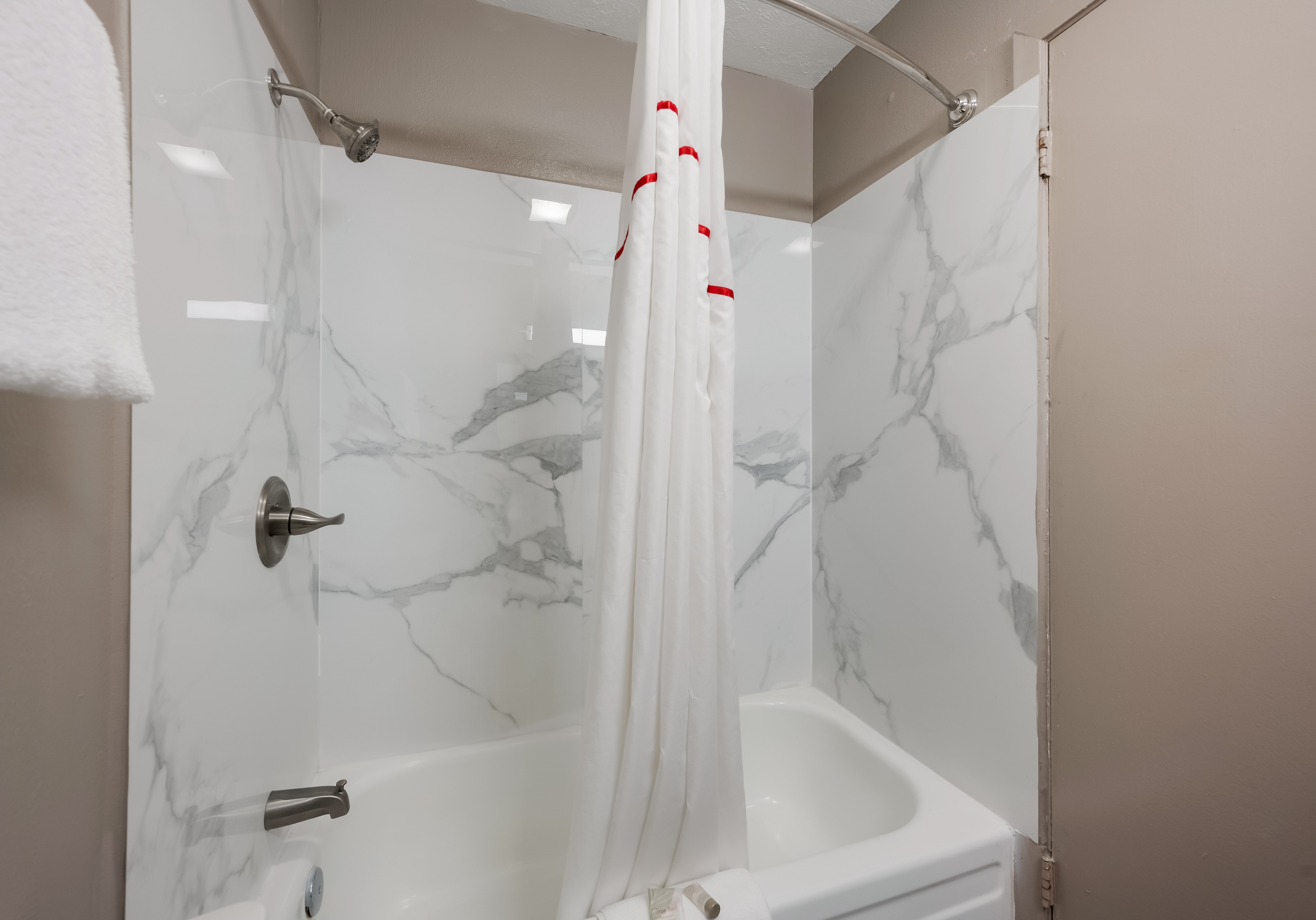 RED ROOF MADISONVILLE-guestroom-Bath.jpg