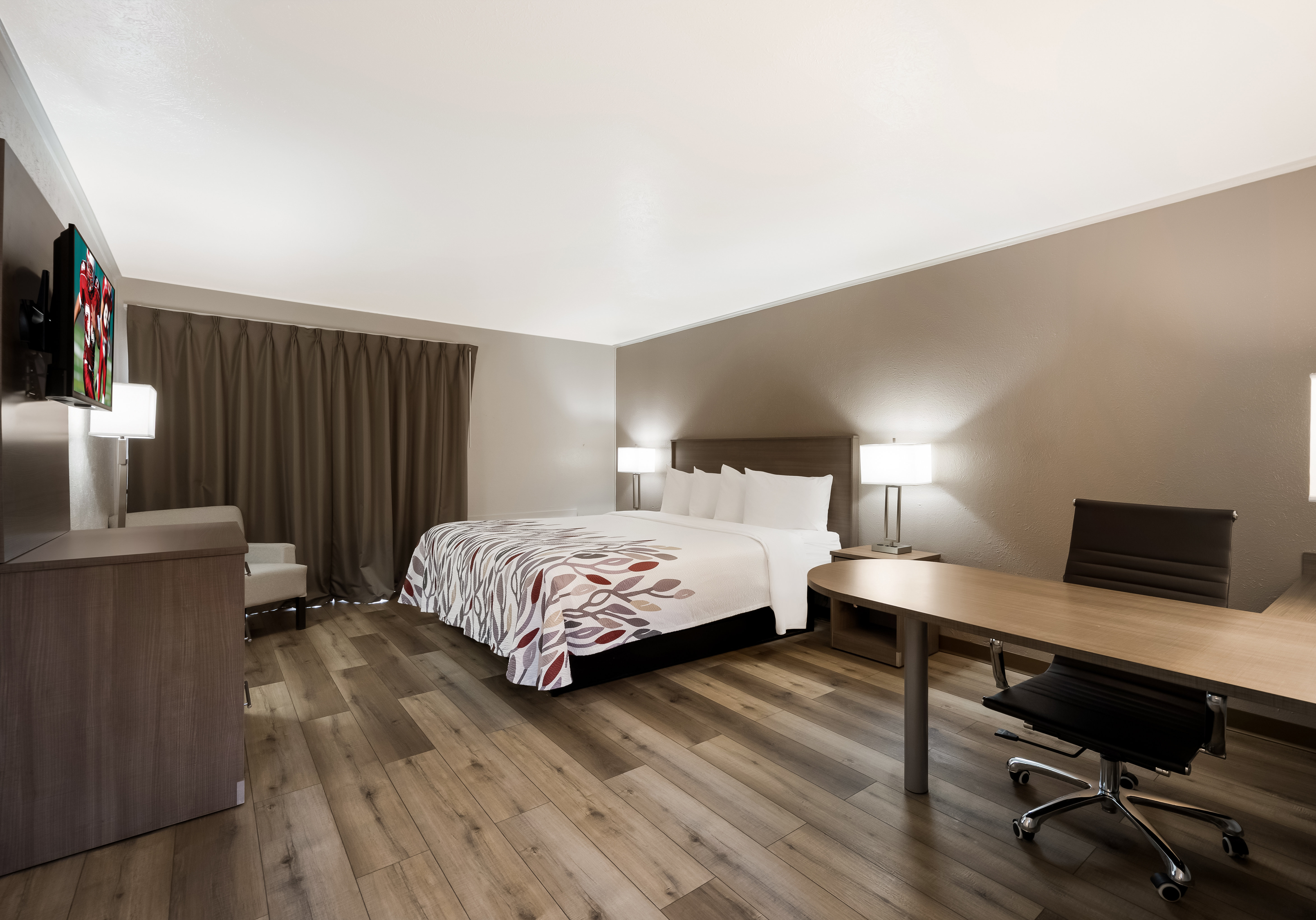 RED ROOF MADISONVILLE-guestroom-Superior King.jpg