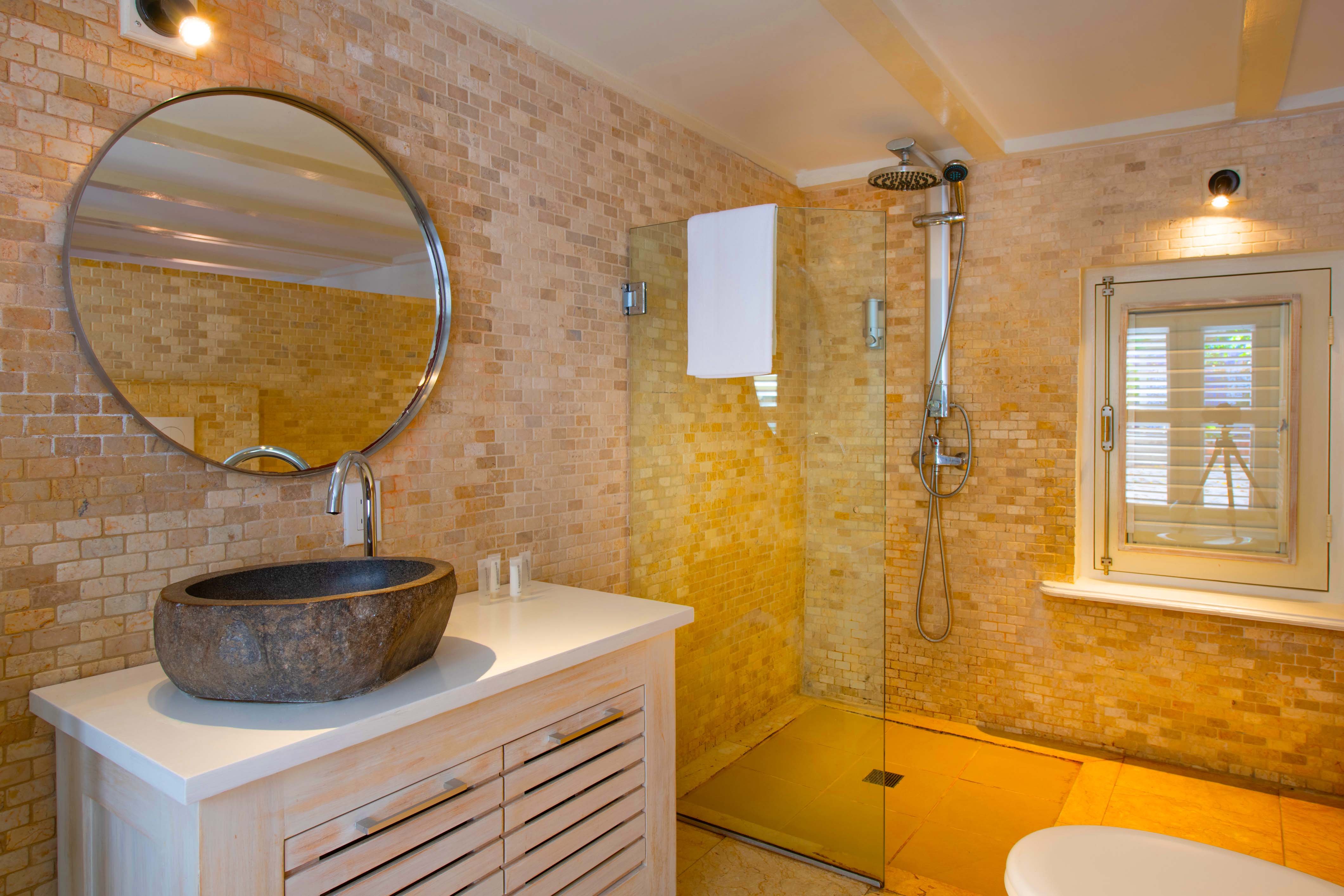 Pietermaai Boutique Hotel-guestroom-Pietermaai Boutique Hotel Curacao Classic Room bBthroom.jpg