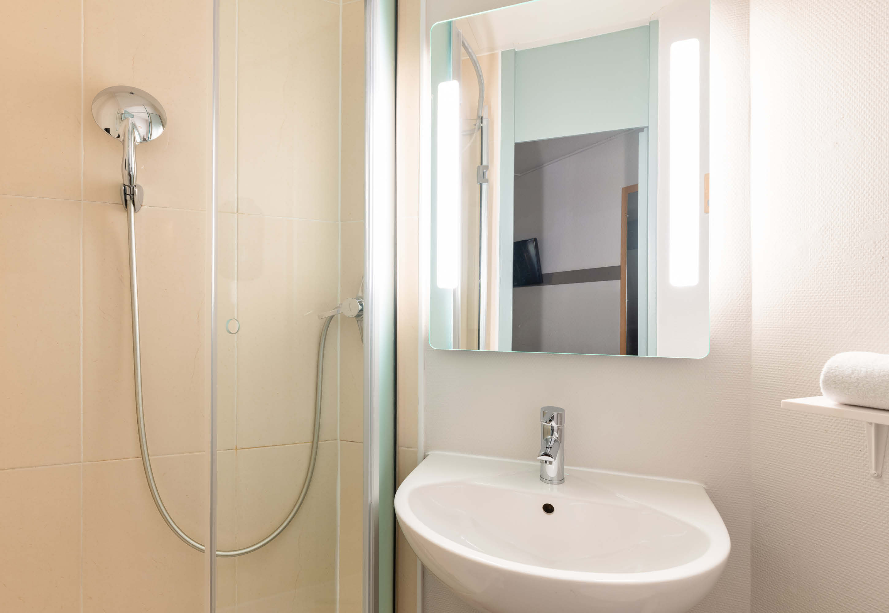 B&B HOTEL LYON SAINT BONNET MI-PLAI-guestroom-Hotel Lyon Saint Bonnet Bathroom.jpg