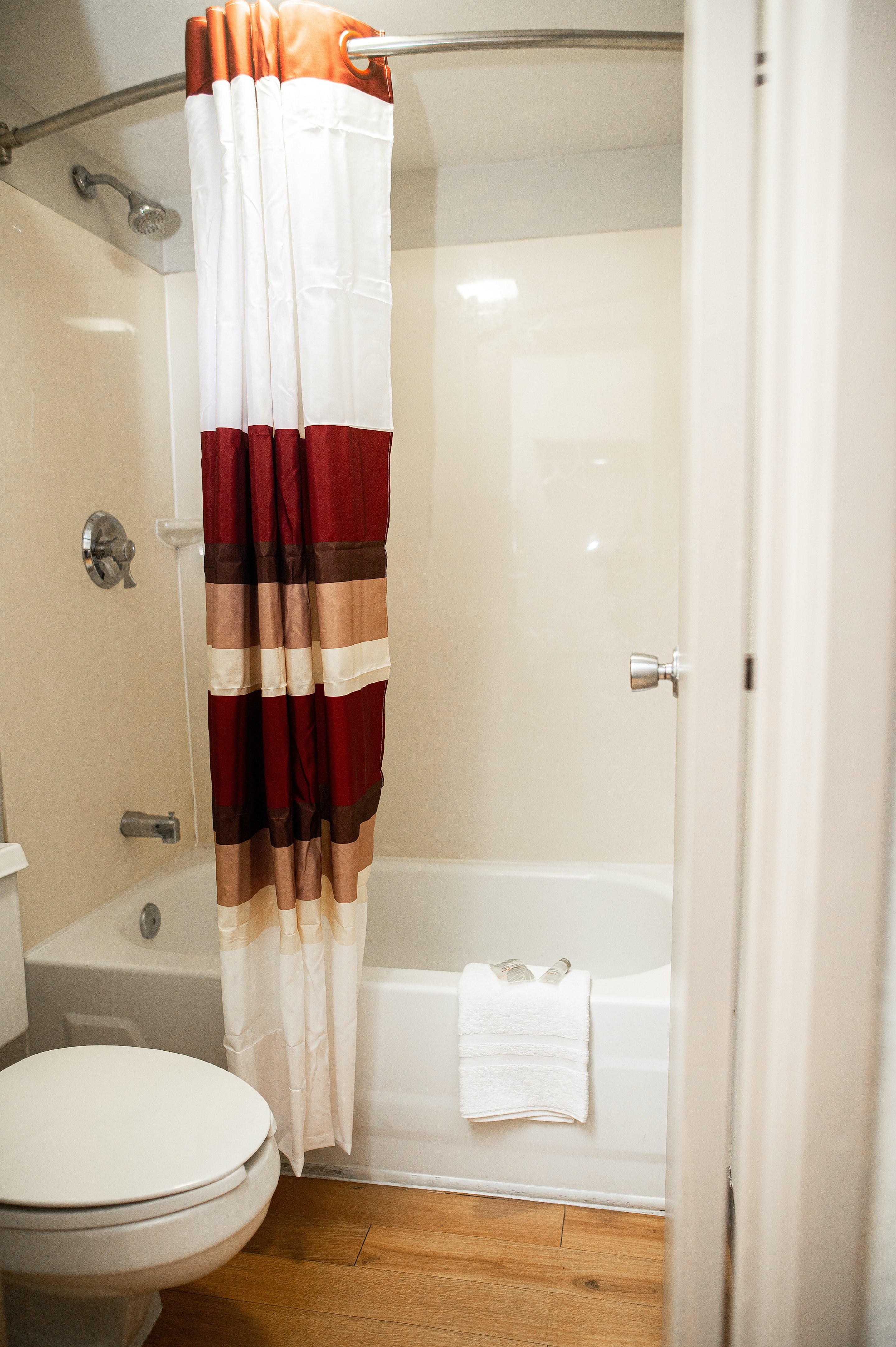 RED ROOF ROCHESTER-HENRIETTA-guestroom-Bath.jpg