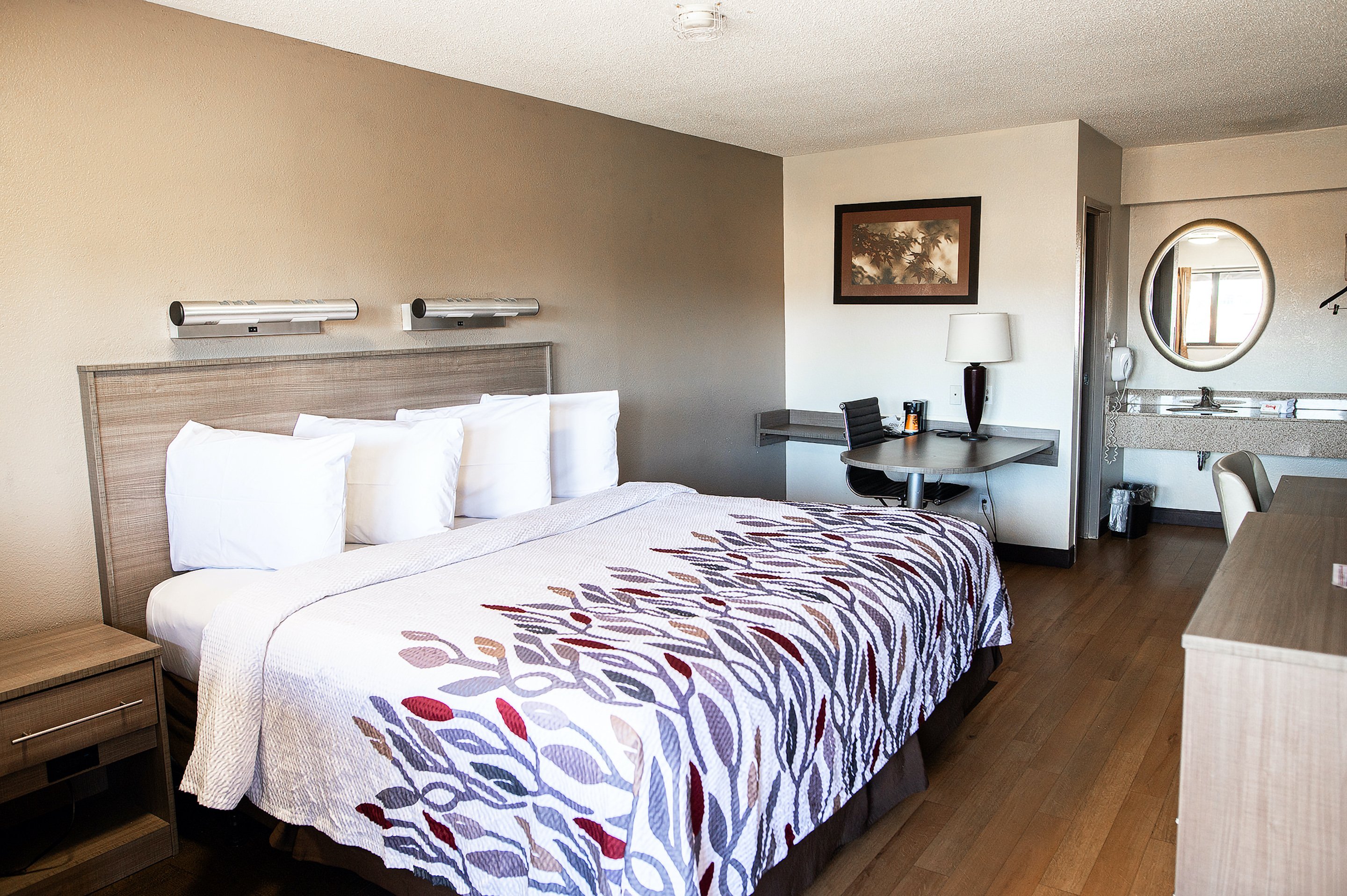 RED ROOF ROCHESTER-HENRIETTA-guestroom-Superior King.jpg