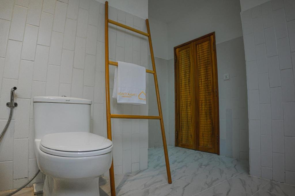 MONTAGNE RESIDENCE-guestroom-BATH.jpg