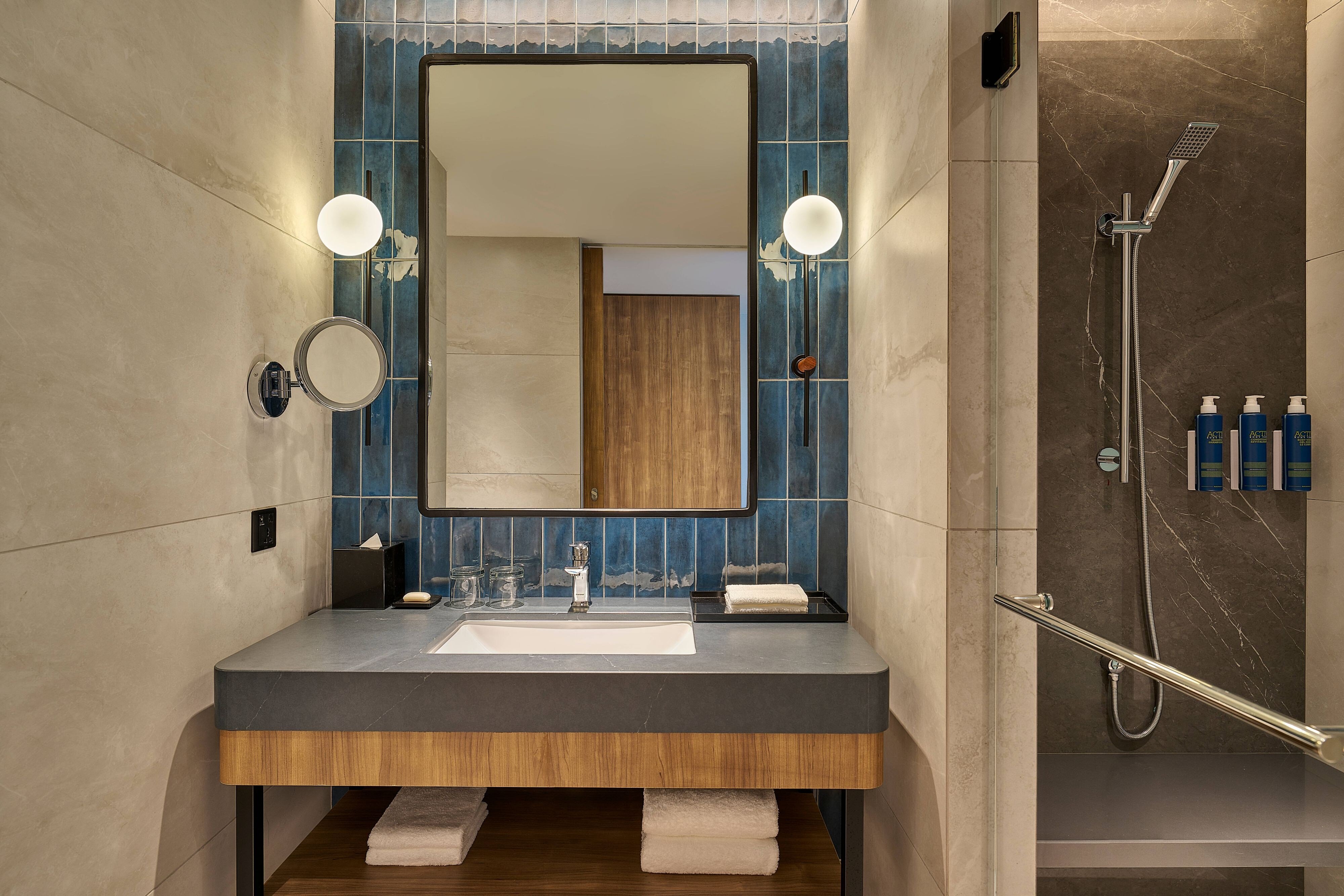 Four Points by Sheraton Kuala Lumpur City Centre-guestroom-Deluxe King Bathroom.jpg