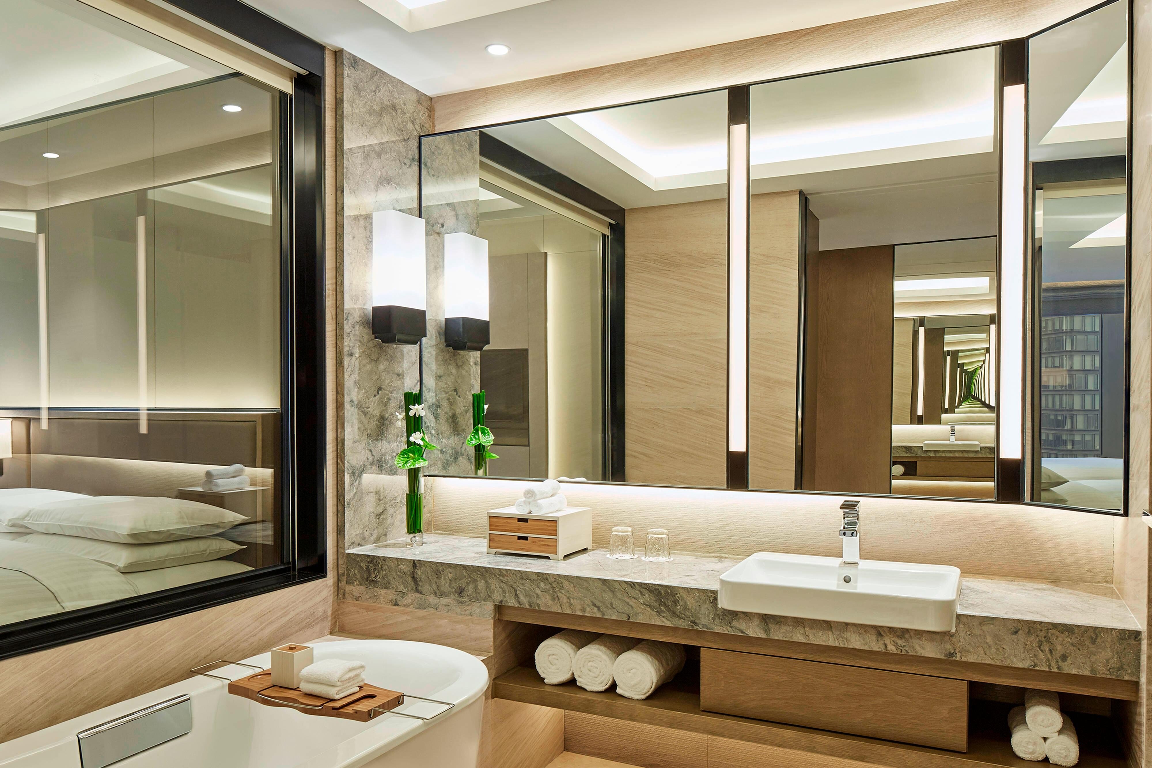Hangzhou Marriott Hotel Qianjiang-guestroom-Guest Bathroom – Shower/Tub.jpg