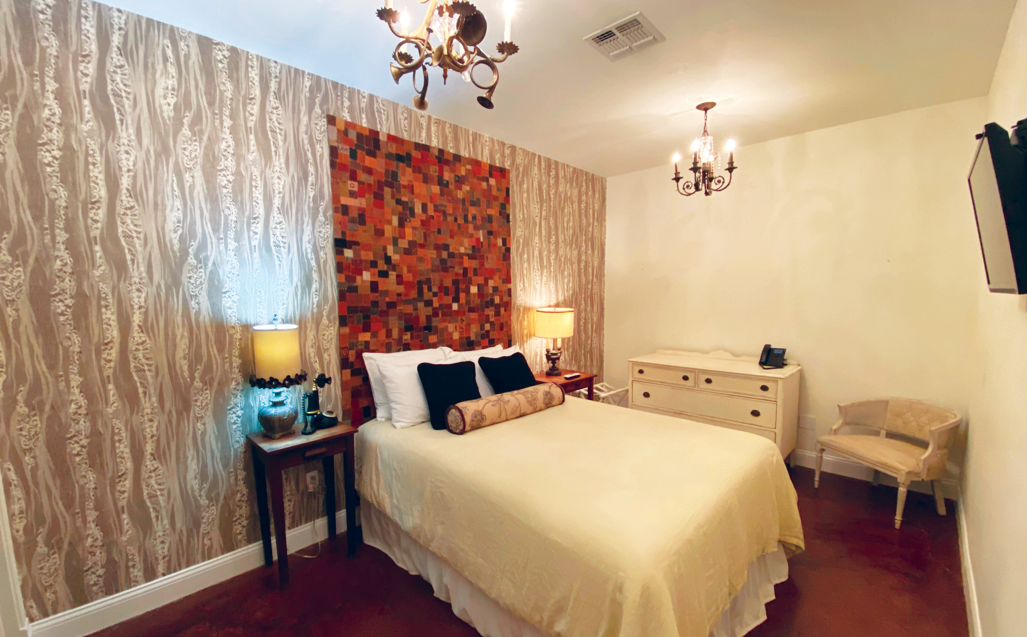 MULBERRY INN-guestroom-Standard Queen.jpg