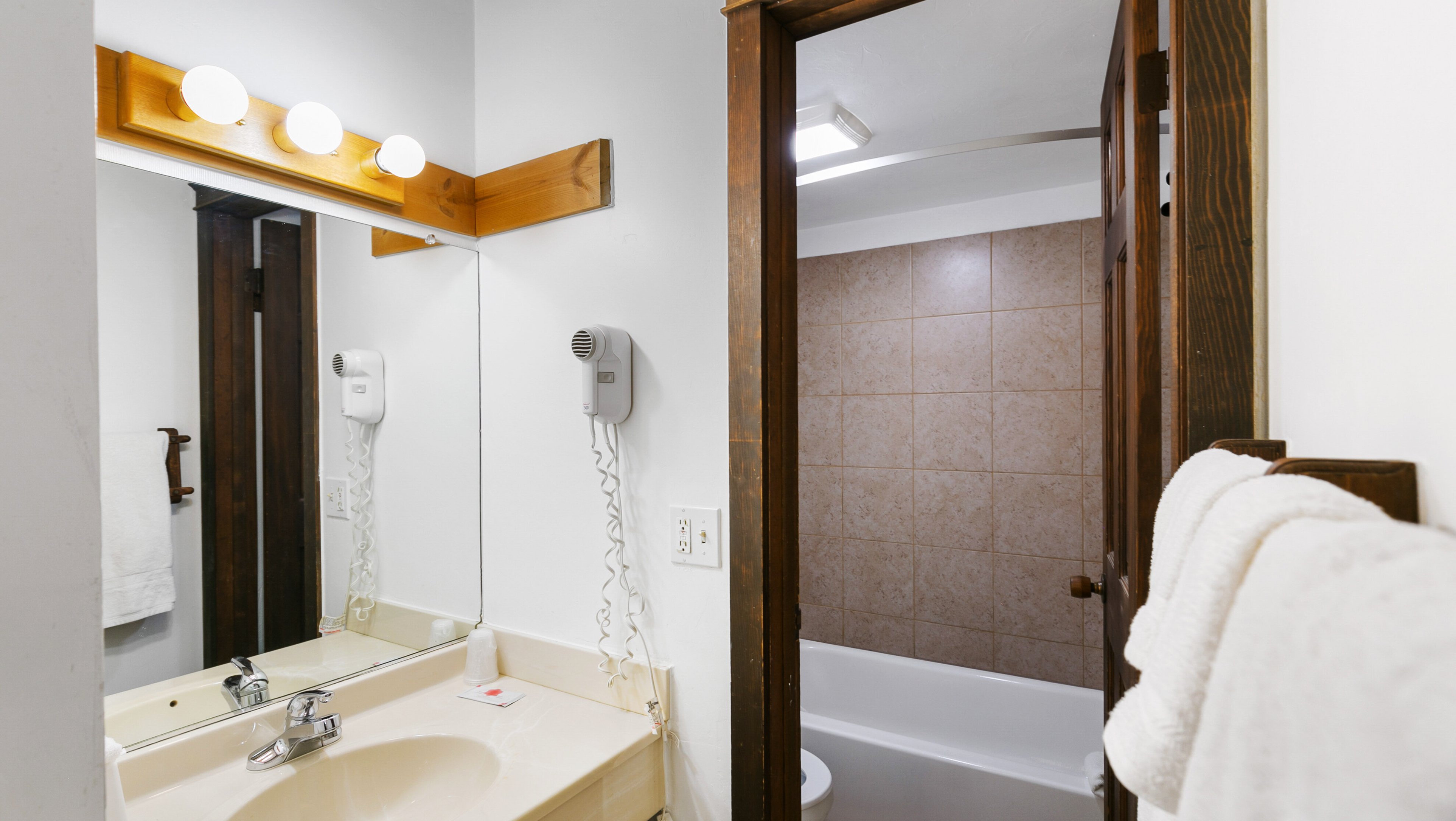 GEORGETOWN LODGE-guestroom-Bathroom Single King.jpg