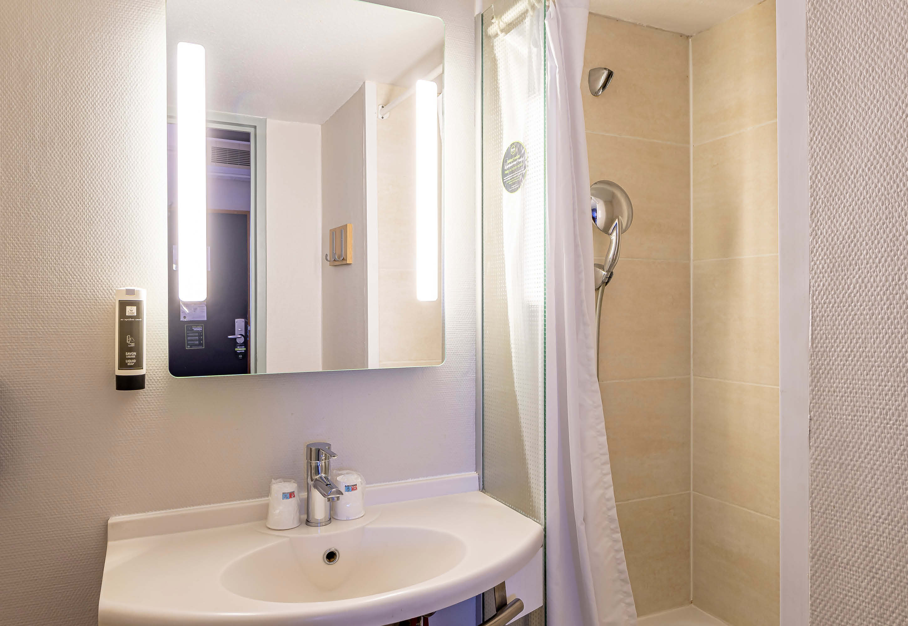 B&B HOTEL BORDEAUX SUD-guestroom-Hotel Bordeaux Sud Bathroom.jpg
