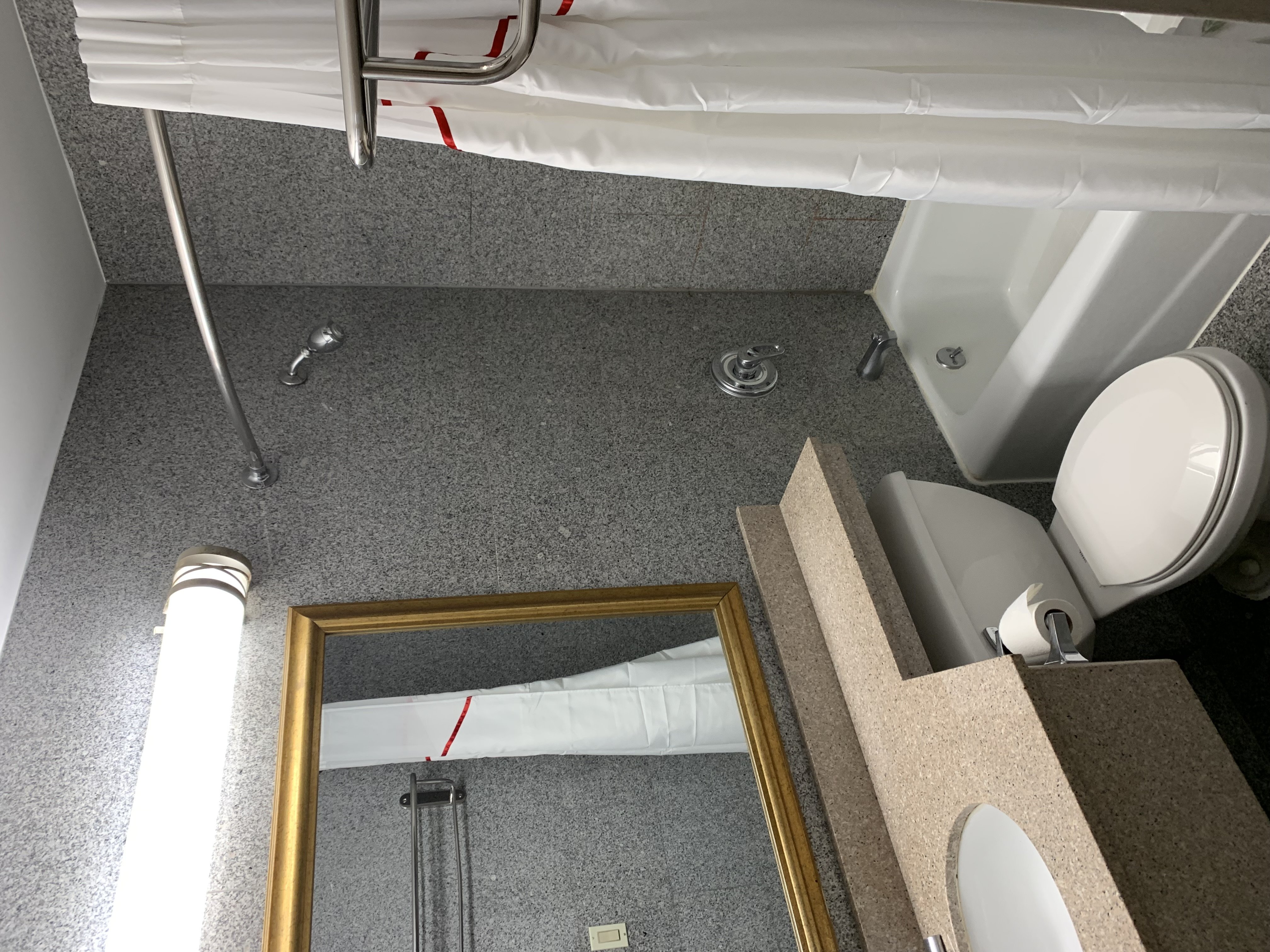 RED ROOF COPIAGUE-guestroom-Bath.jpg