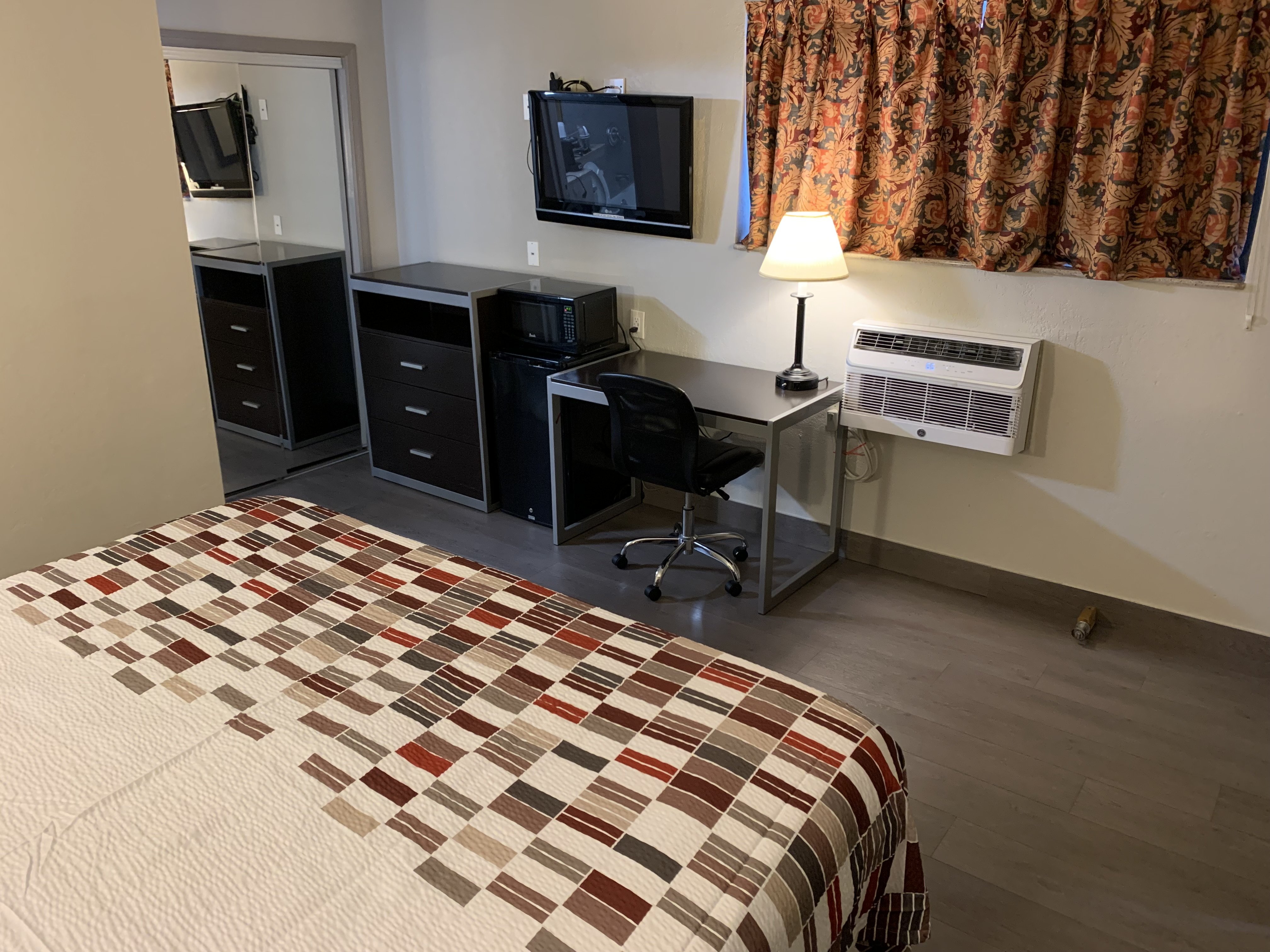 RED ROOF COPIAGUE-guestroom-Superior King.jpg