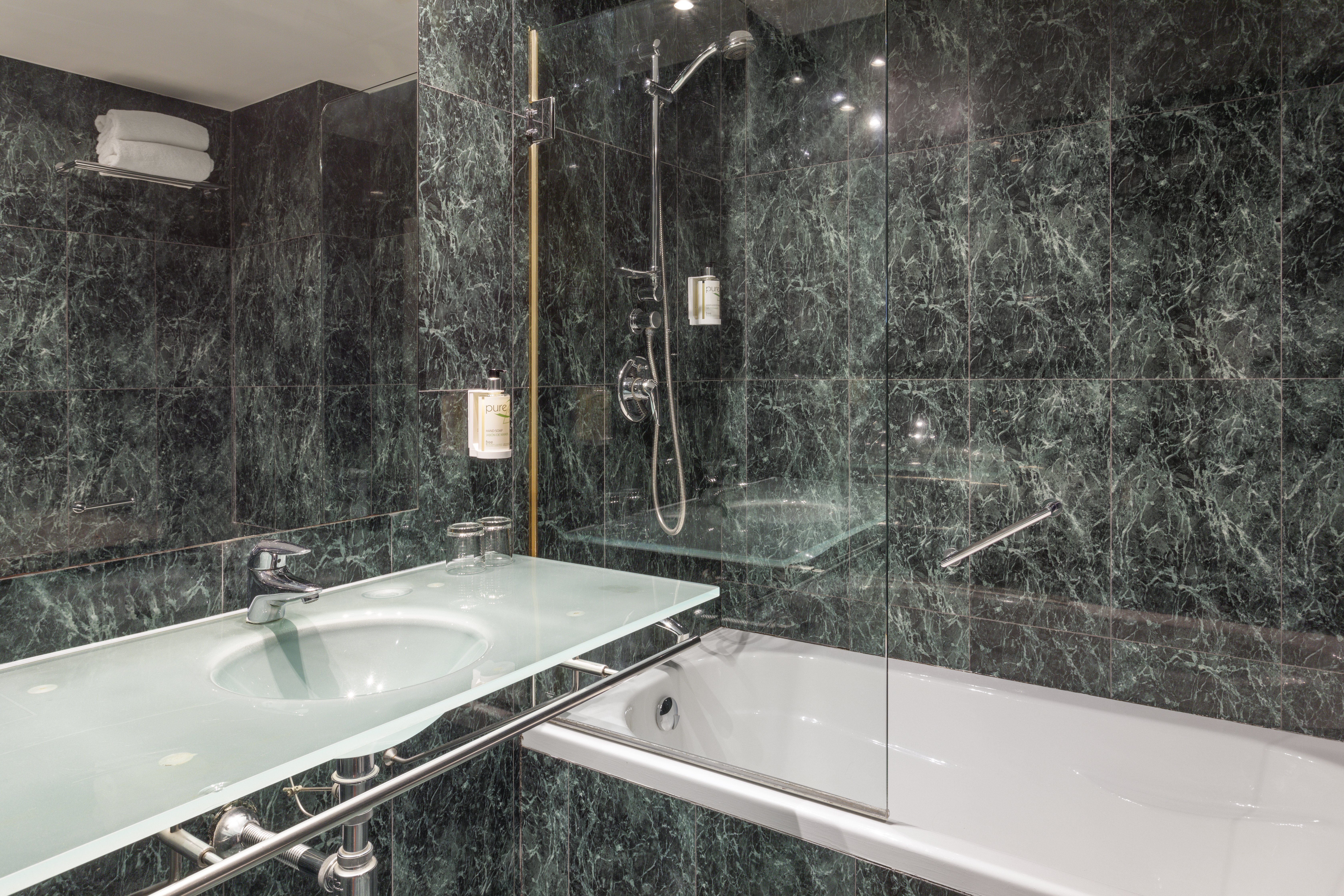 B&B HOTEL CIUDAD DE LLEIDA-guestroom-BATHROOM.jpg