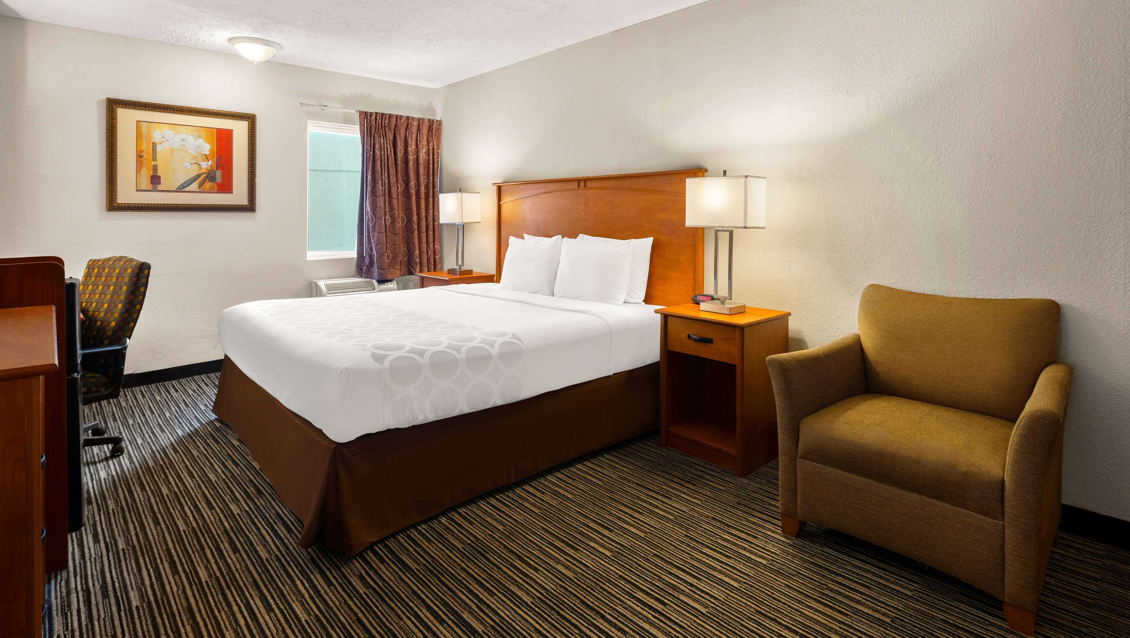 Magnuson Hotel Detroit Airport-guestroom-MH Detroit Airport One King Guestroom.jpg