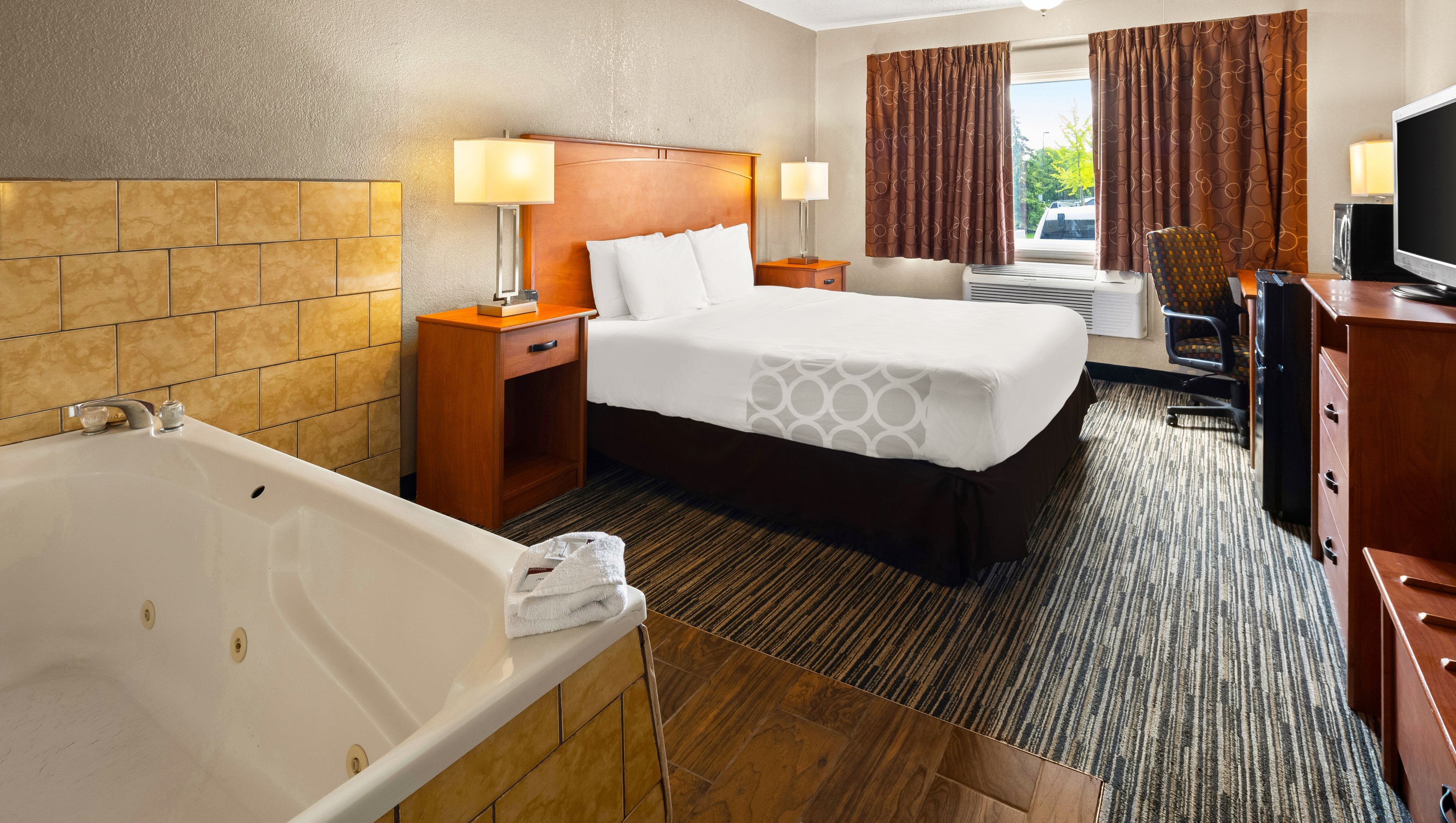 Magnuson Hotel Detroit Airport-guestroom-MH Detroit Airport King Suite Guestroom.jpg