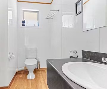 ASURE BROOKVALE MOTEL-guestroom-Deluxe Studio - Bathroom.jpg