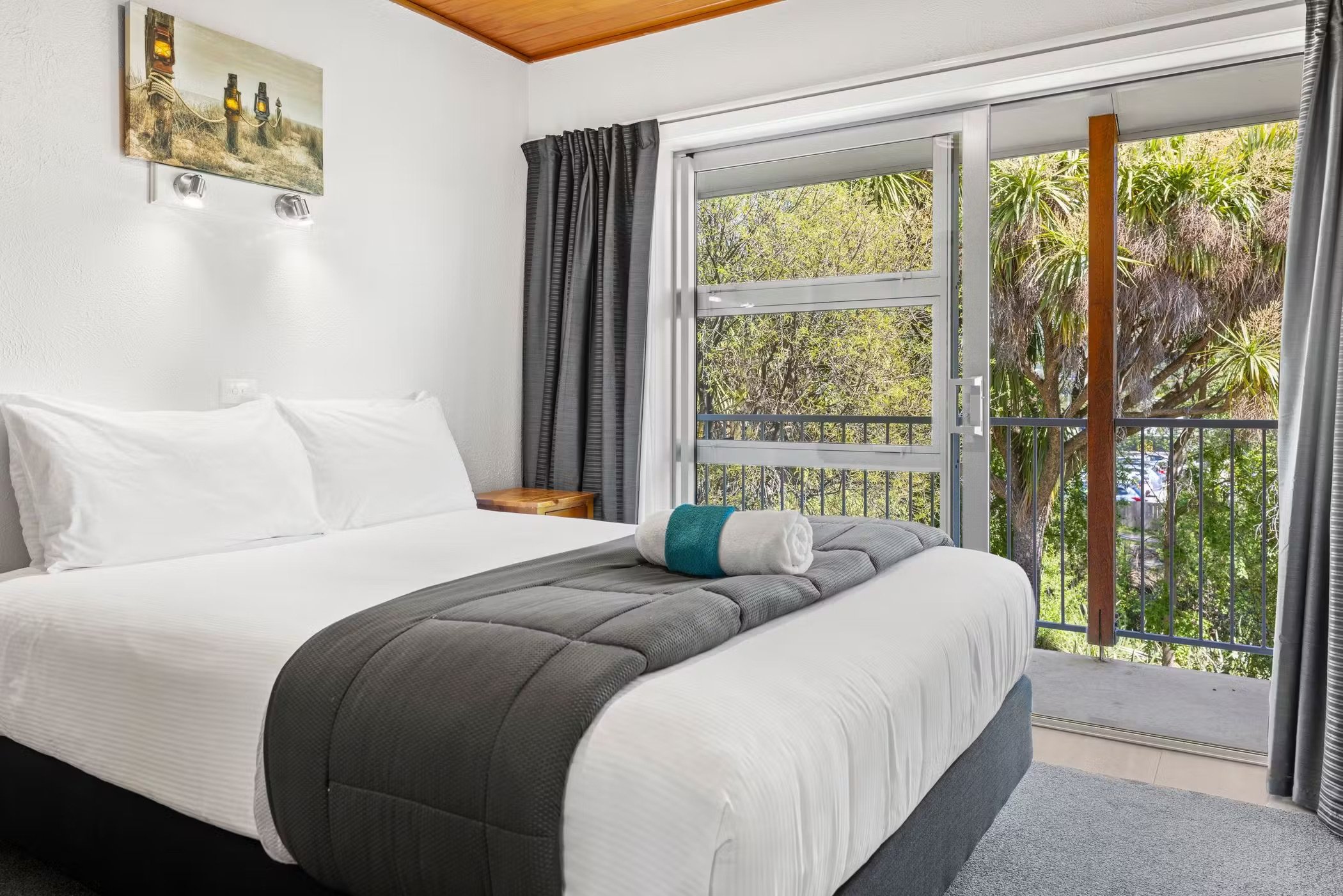 ASURE BROOKVALE MOTEL-guestroom-One Bedroom.jpg