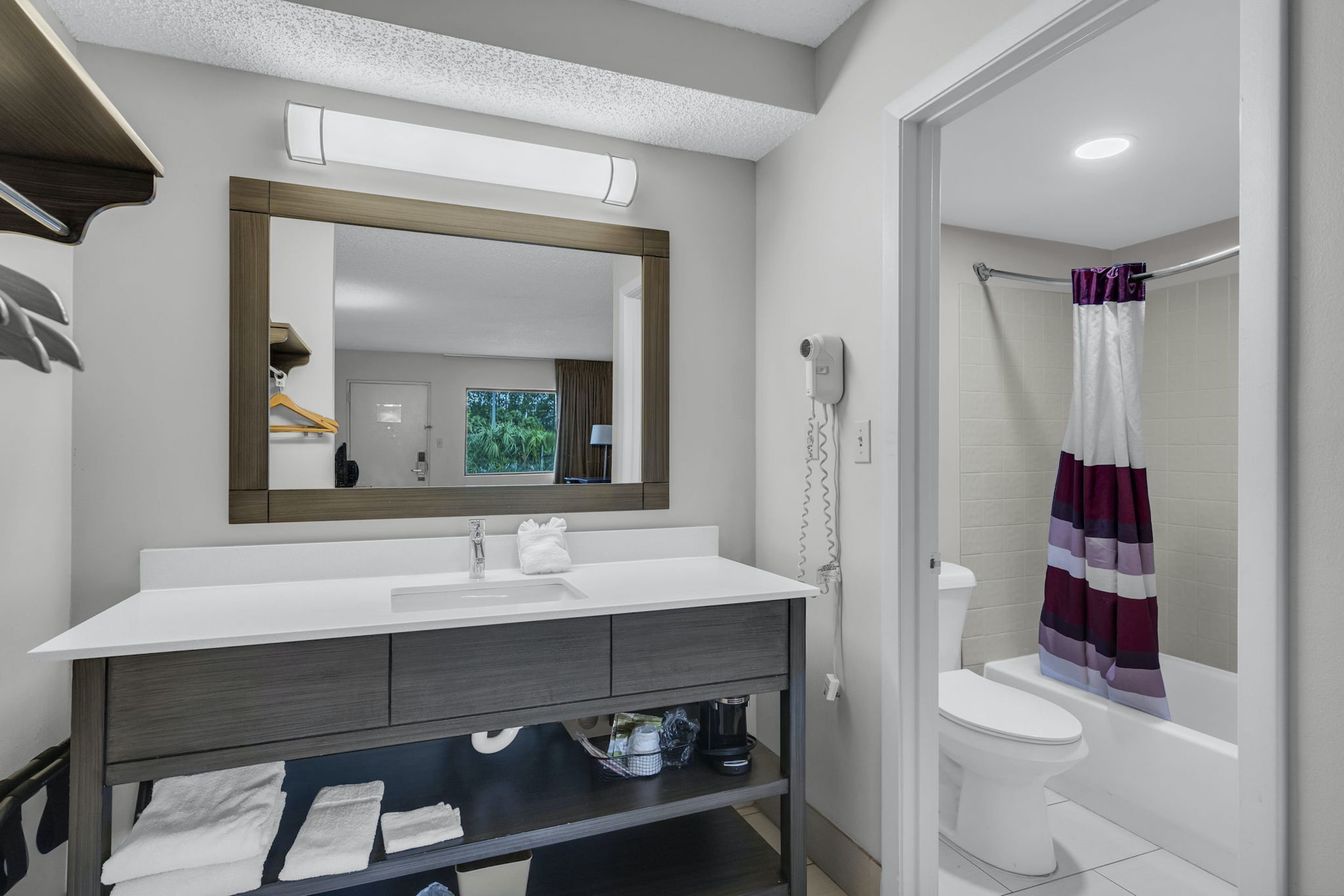 RED ROOF MACCLENNY-guestroom-Vanity Bath.jpg