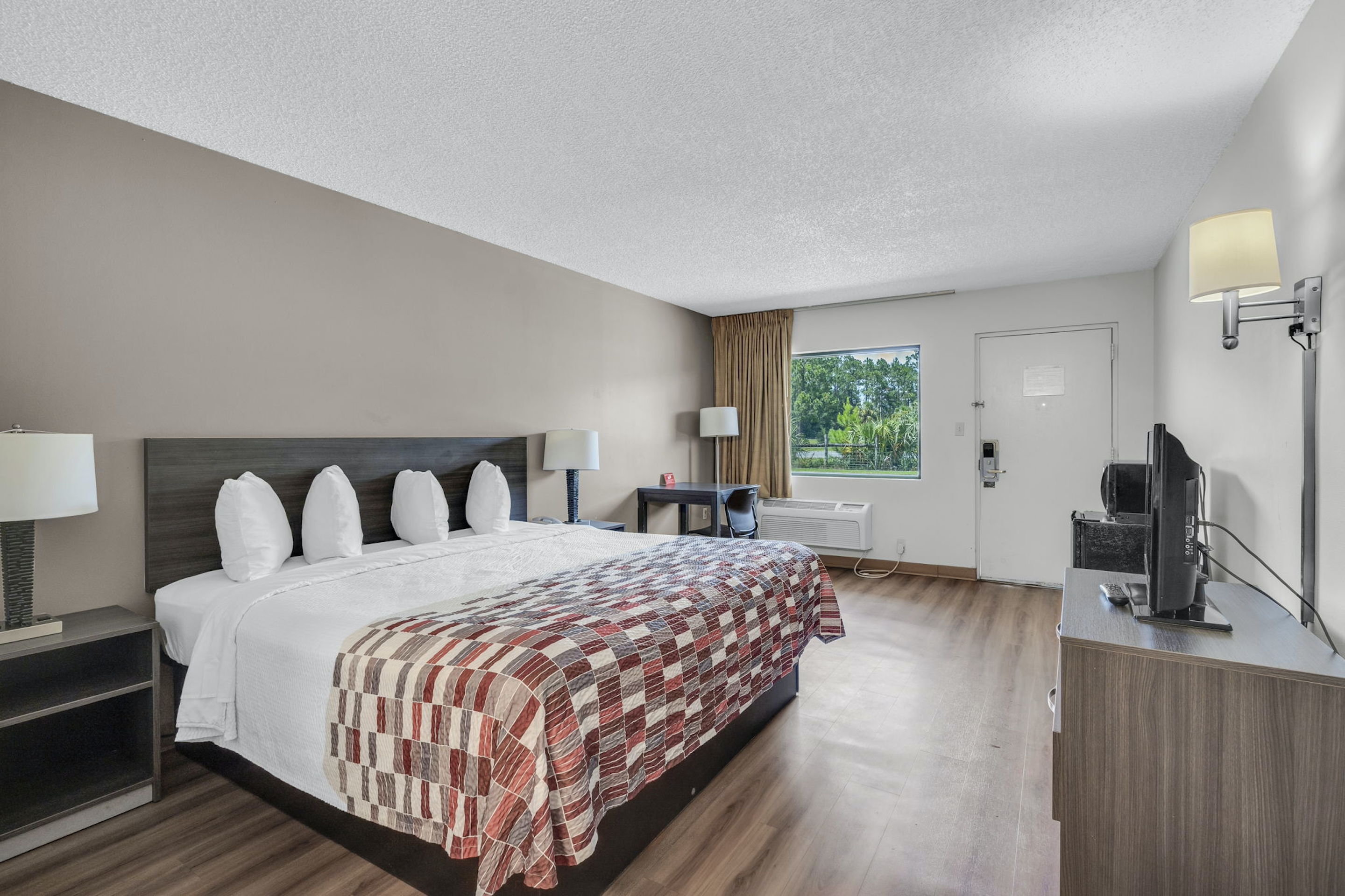 RED ROOF MACCLENNY-guestroom-Deluxe King.jpg