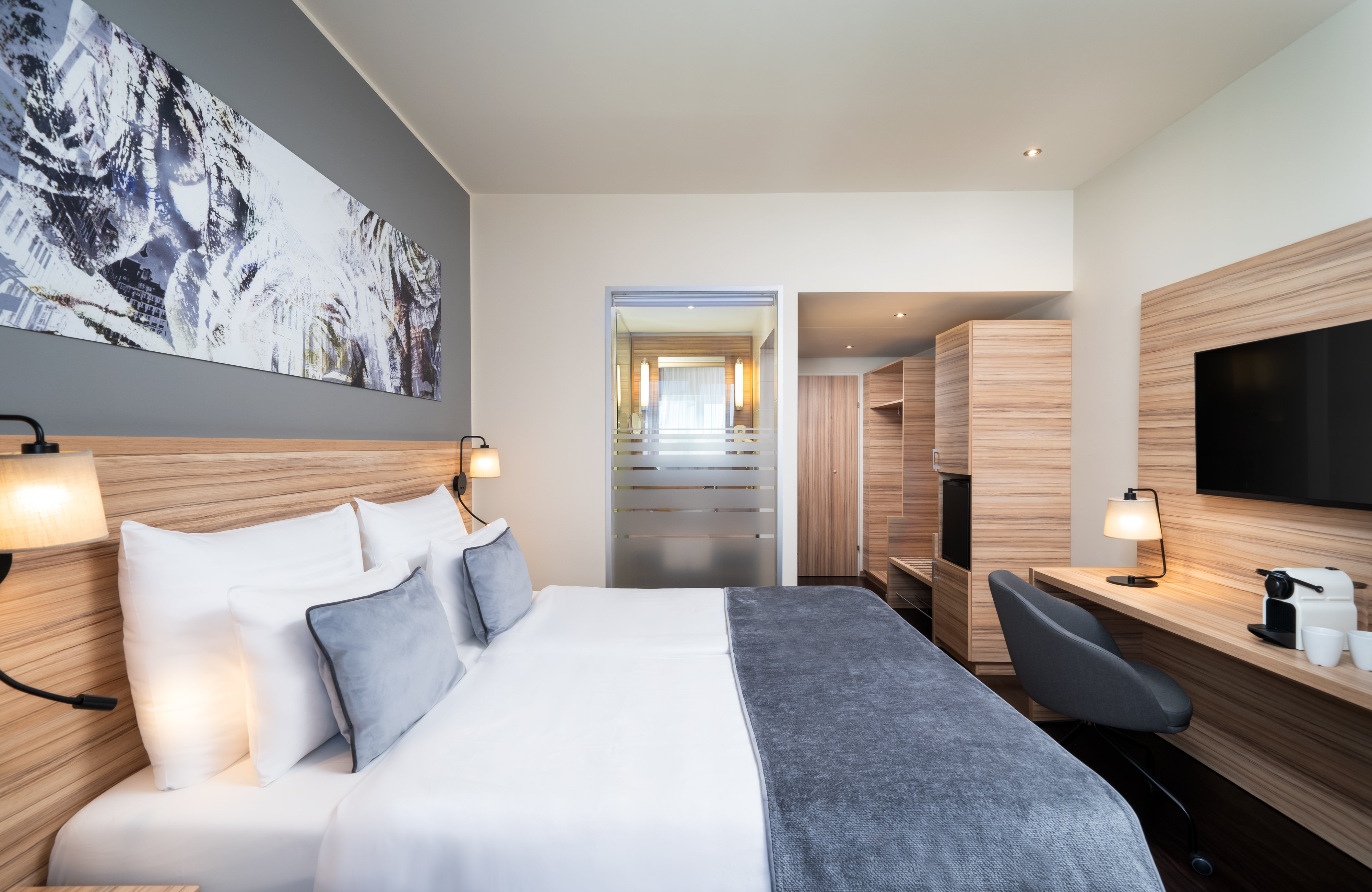 LEONARDO VIENNA HAUPTBAHNHOF-guestroom-Comfort Double Room.jpg