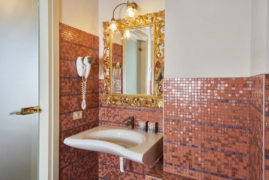 VILLA MARTIN MUSEO HOTEL-guestroom-BATHROOM.jpg
