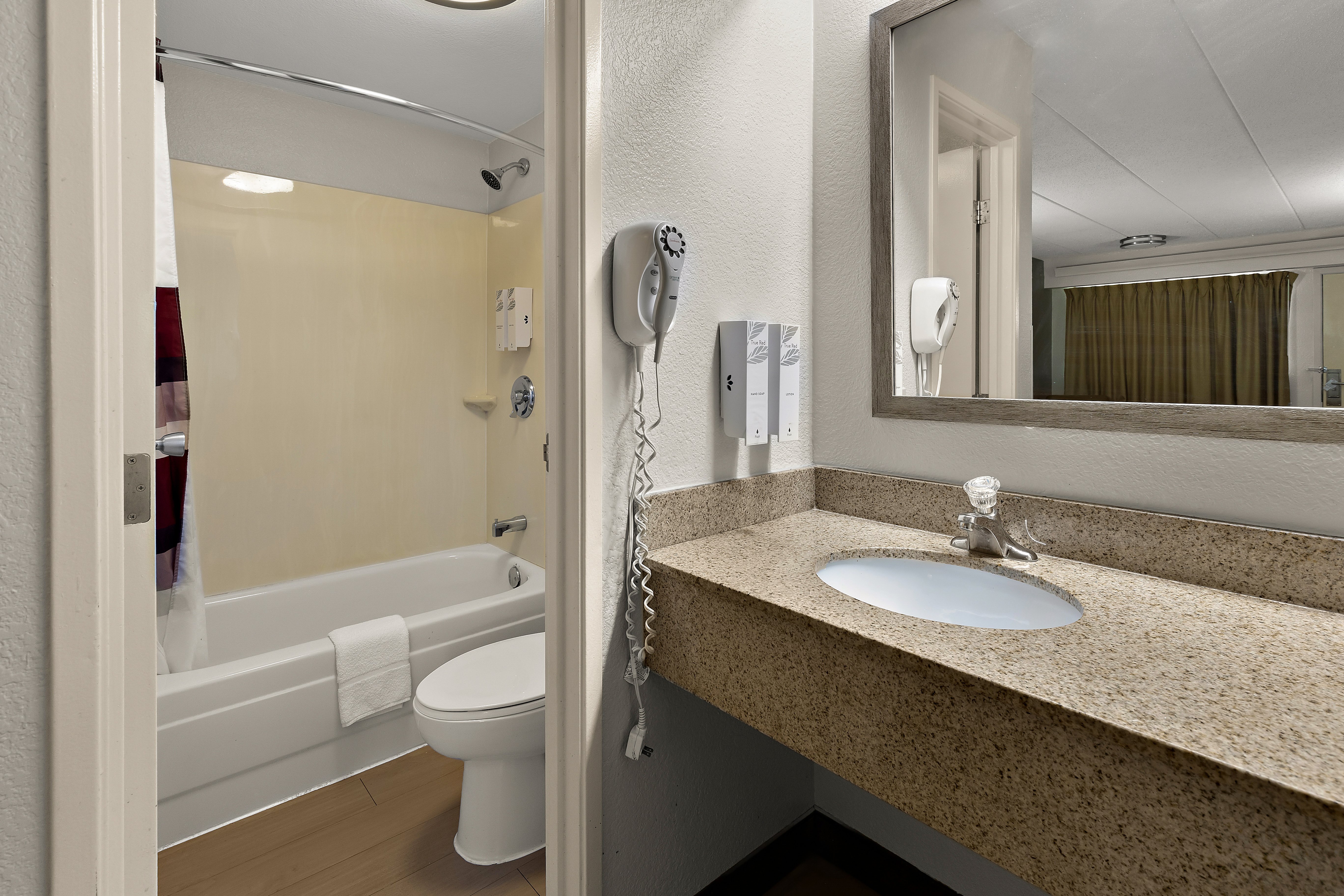 RED ROOF CLEVELAND-WESTLAKE-guestroom-Vanity Bath.jpg