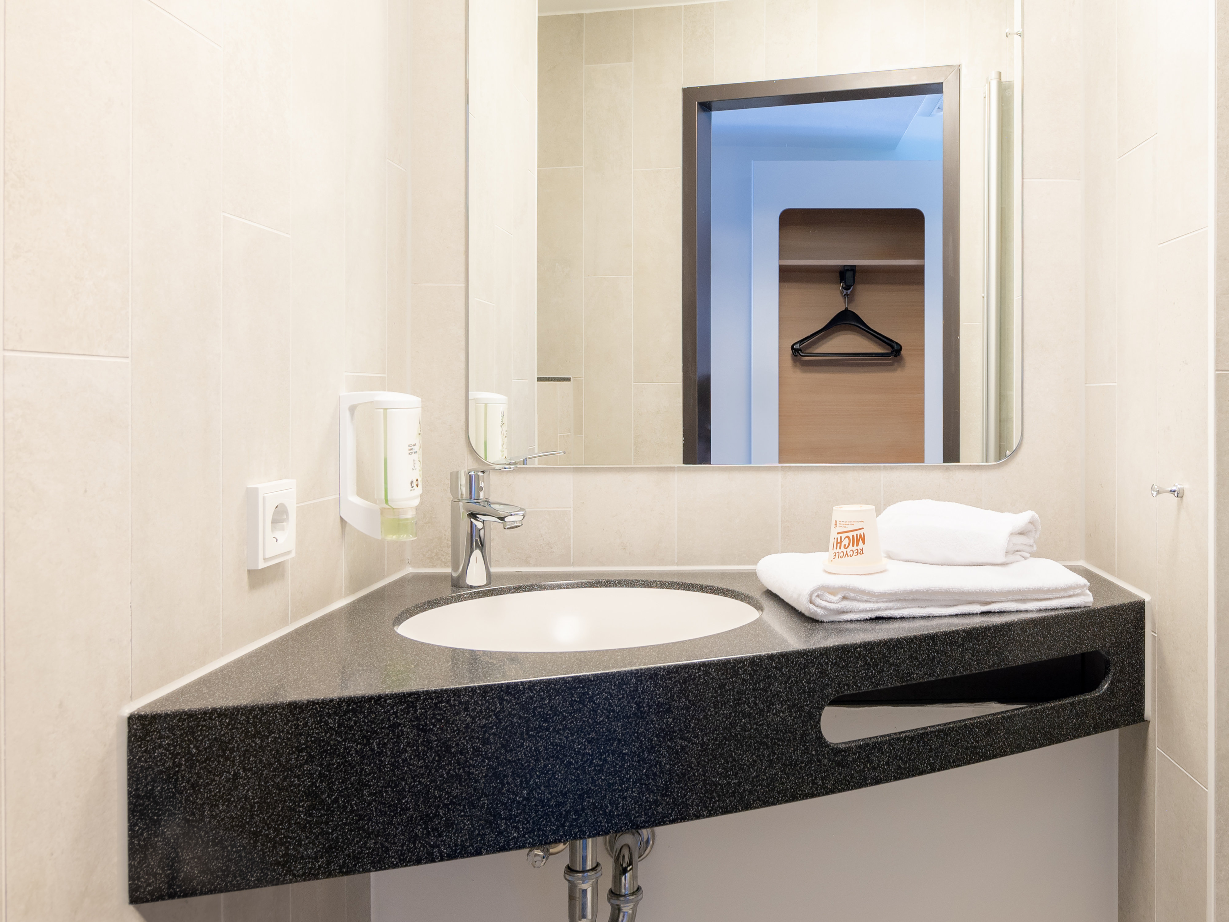 B&B HOTEL STUTTGART-CITY-guestroom-Stuttgart City Bathroom.jpg