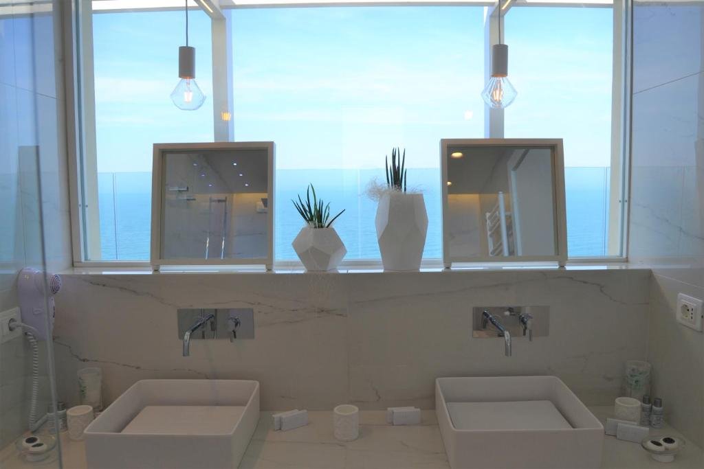 LA CHIAVE DEI TRABOCCHI-guestroom-BATHROOM.jpg