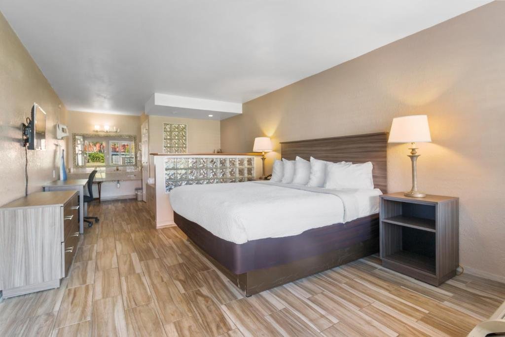Vero Beach Inn and Suites-guestroom-King Junior Suite.jpg
