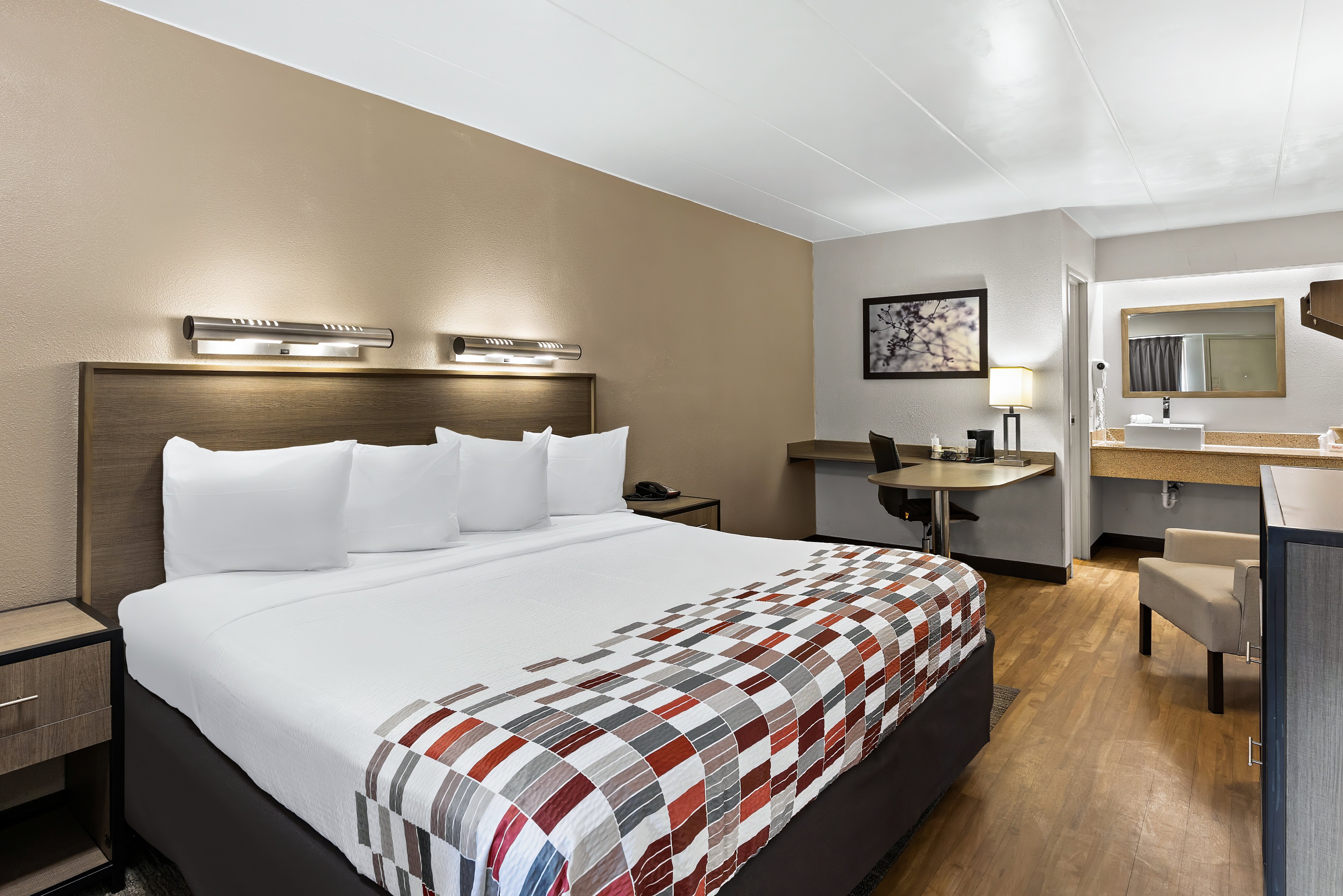 RED ROOF CLEVELAND INDEPENDENCE-guestroom-Superior King.jpg