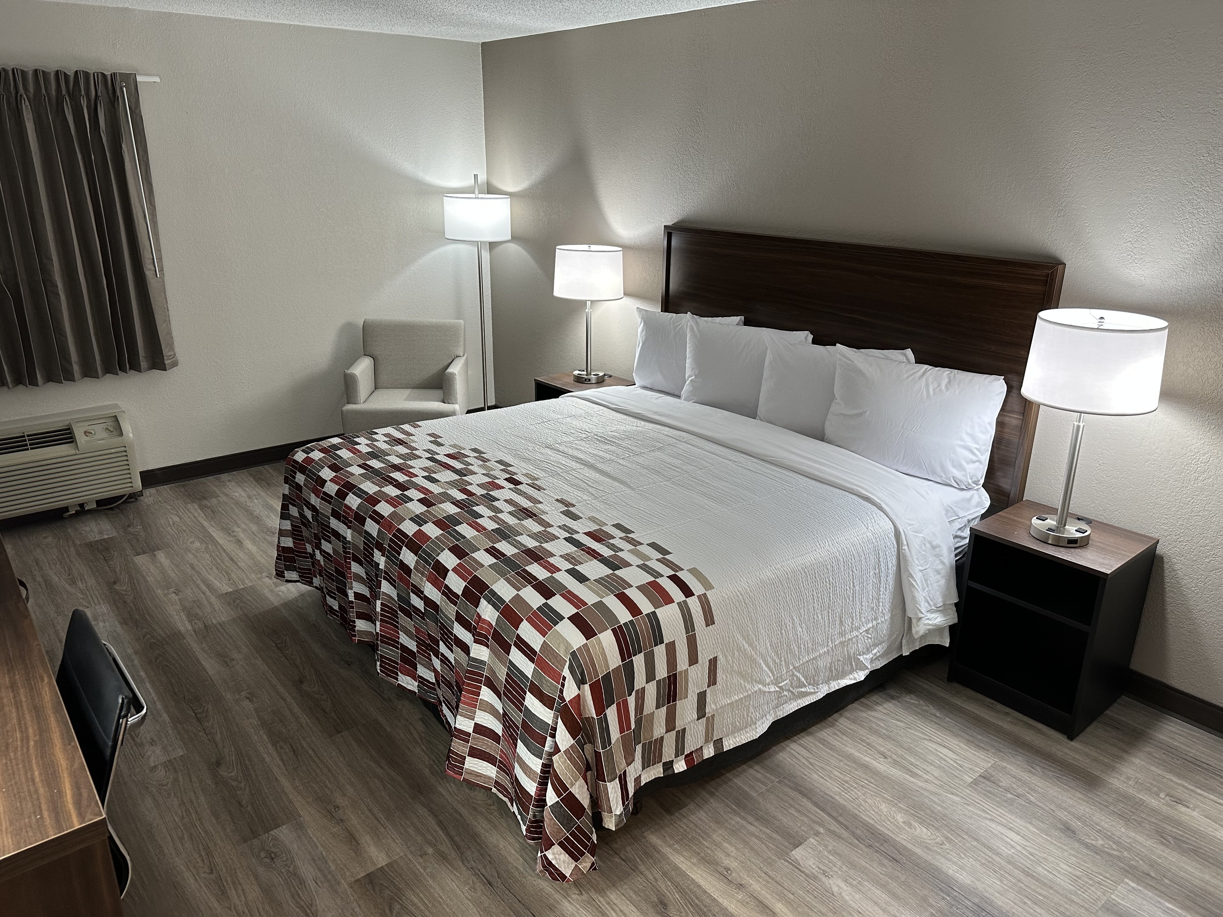 RED ROOF DUNBAR-guestroom-Standard King.jpg