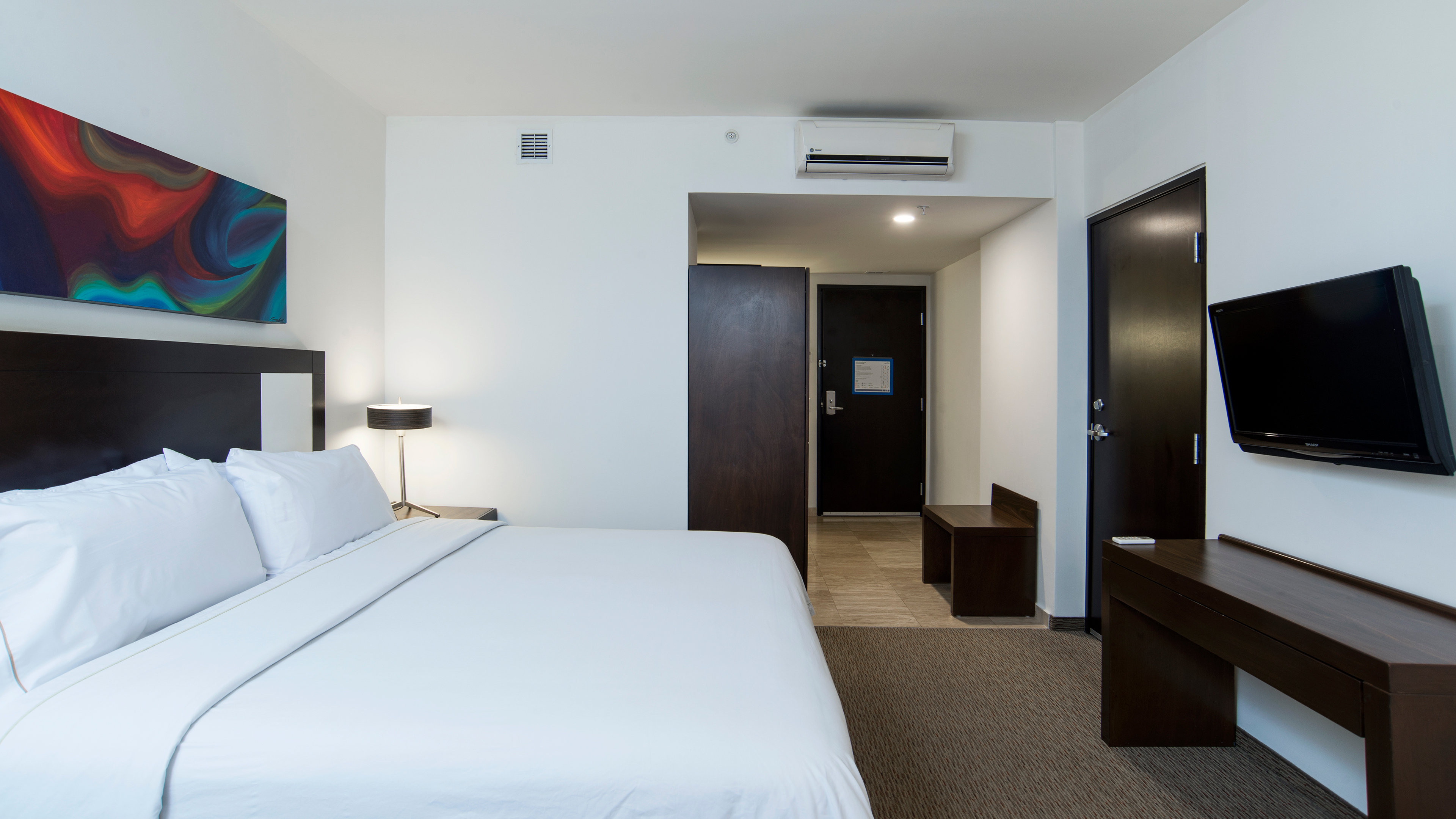 HOLIDAY INN PATRIA UNIVERSIDAD BY I-guestroom-King Bed Standard.jpg