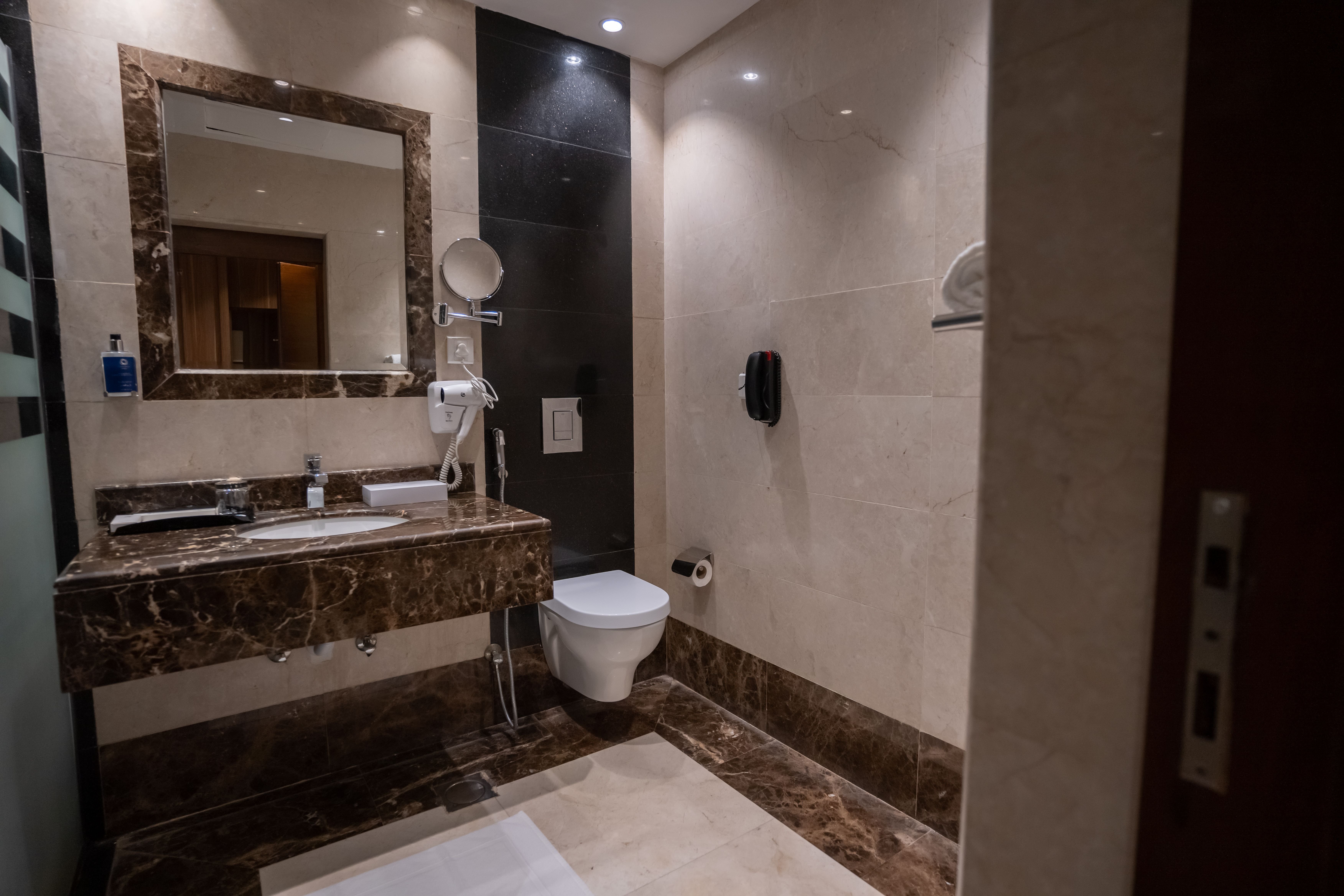 ROSEMOND AL-HAMRA JEDDAH-guestroom-Deluxe bathroom - TOP Rosemond Al Hamra Hotel Jeddah.jpg