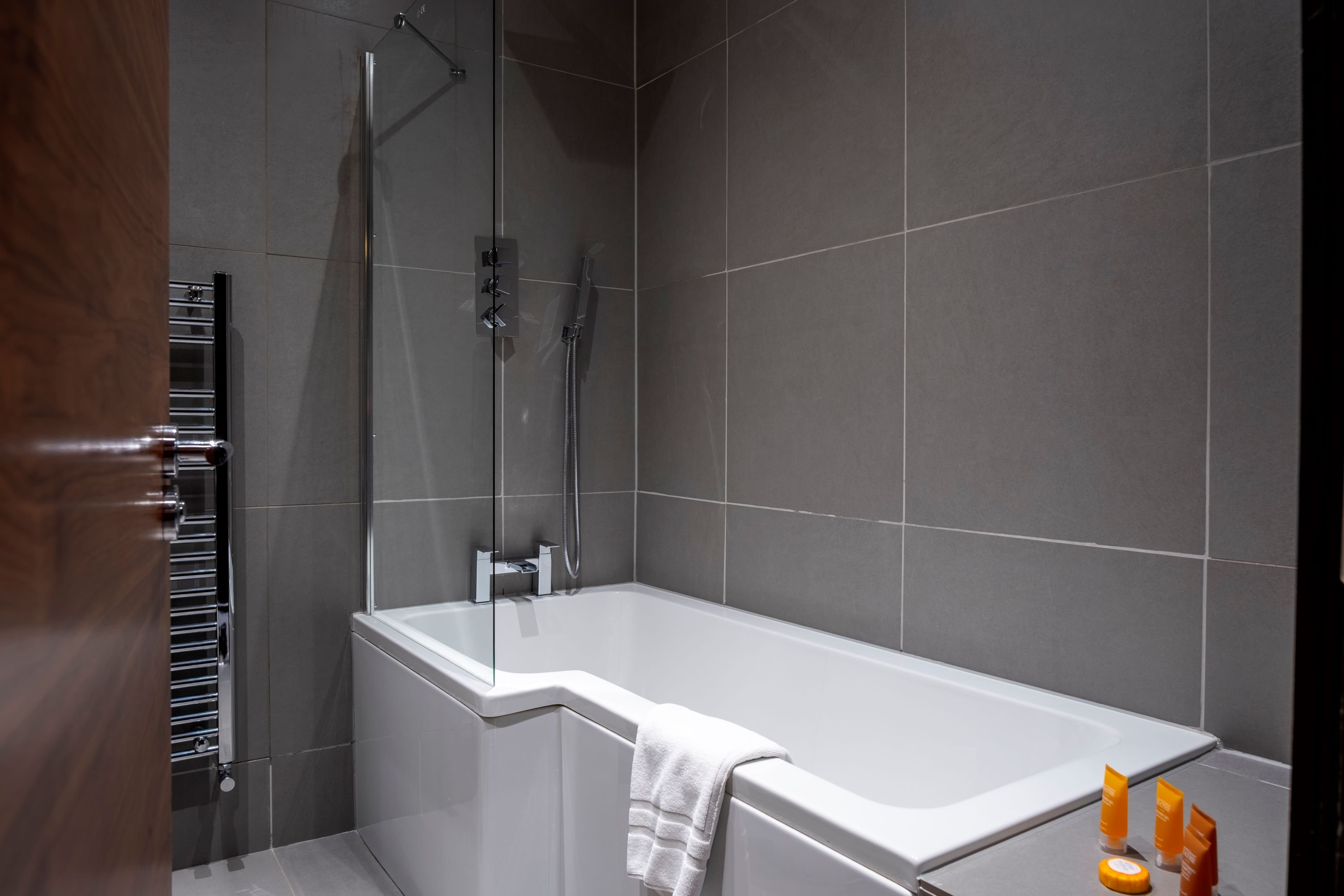 Derwent Manor-guestroom-Bathroom.jpg