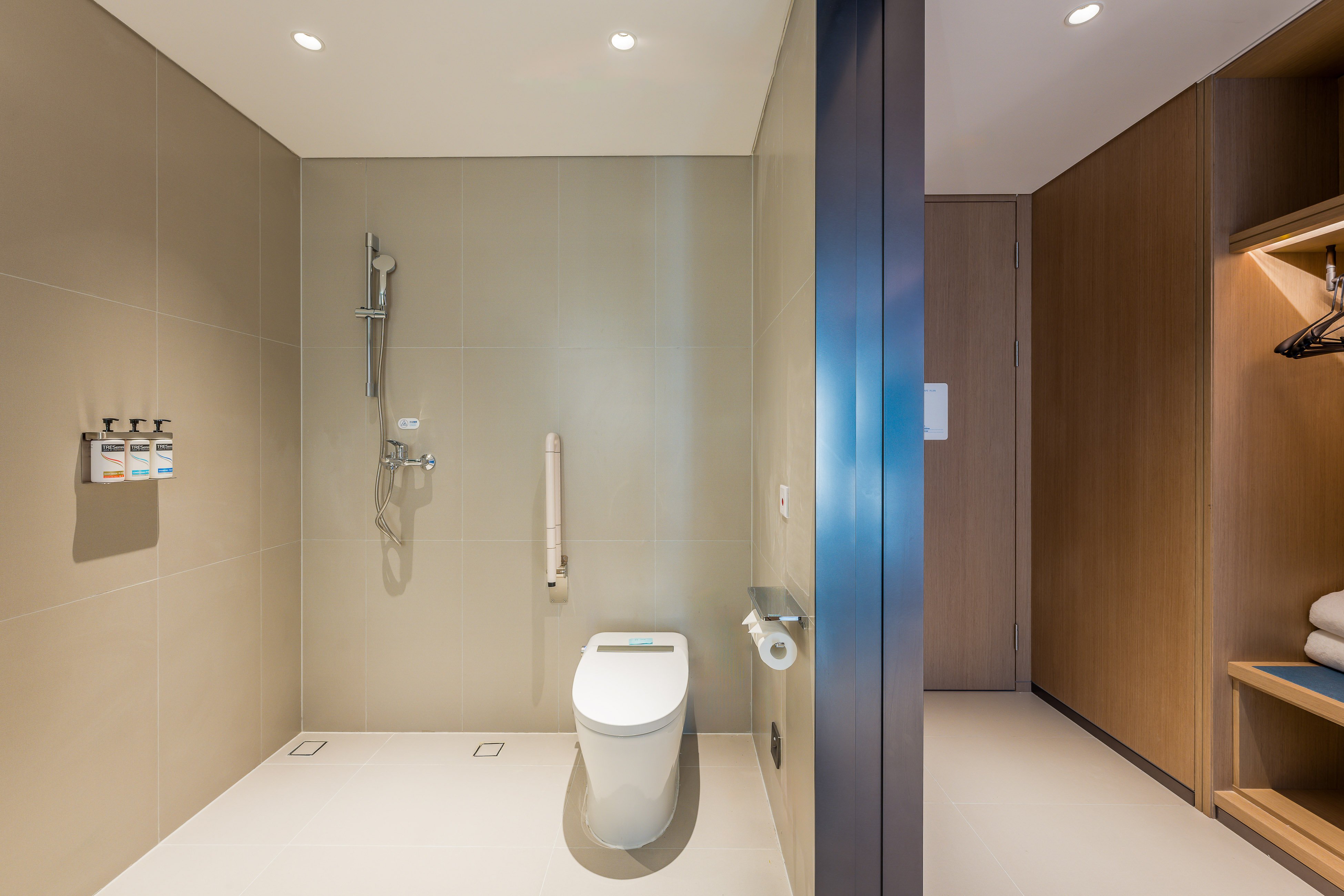 HOLIDAY EXP CITY CENTER BY IHG-guestroom-Bathroom Amenities.jpg