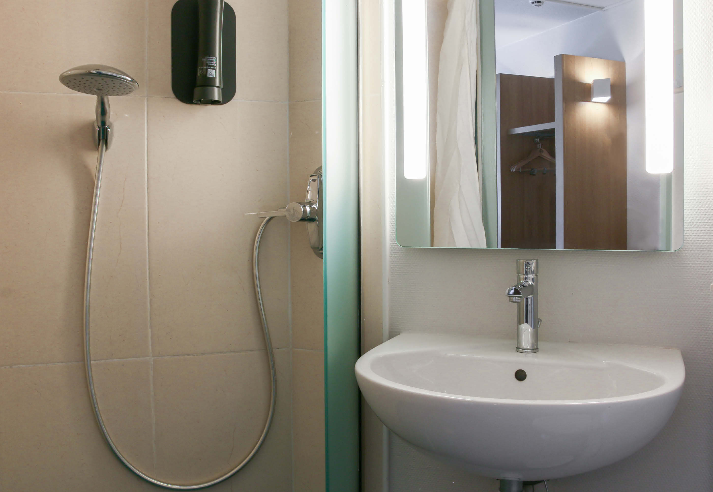 B&B HOTEL FREJUS ROQUEBRUNE ARGENS-guestroom-Hotel Frejus Roquebrune Bathroom.jpg