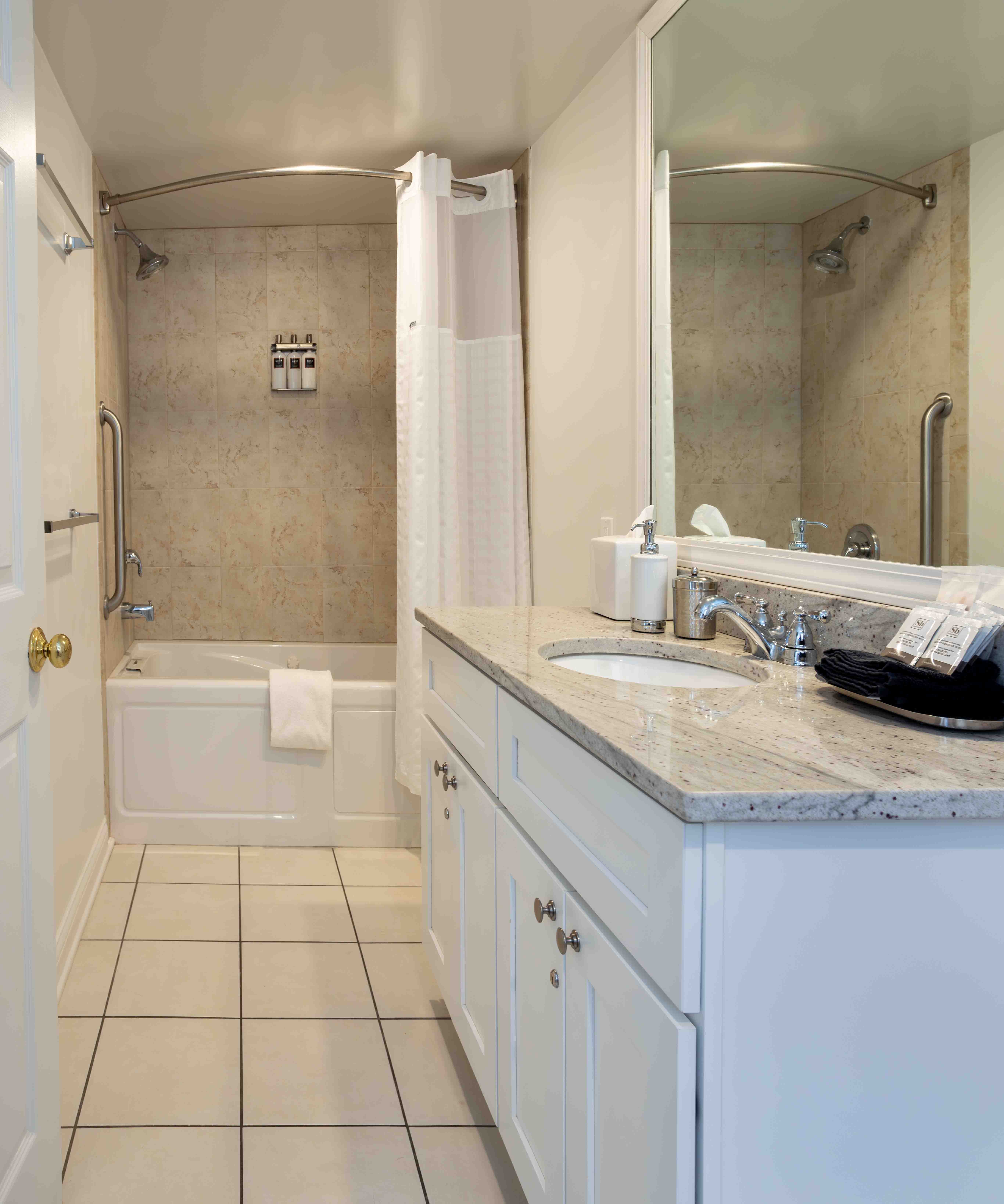 COLONIAL INN - HARBOR SPRINGS-guestroom-Bathroom.jpg